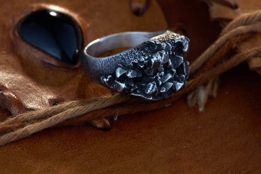 Kristallring mit Wachsenden Kristallen | Ovaler Siegelring Silber | Strukturierter Ring | Handgefertigter Schmuckring | Statement Schmuck | Goldschmiede Deutschland | Einzigartiger Ring | Avantgarde Schmuck | Besonderer Ring | Außergewöhnlicher Schmuck