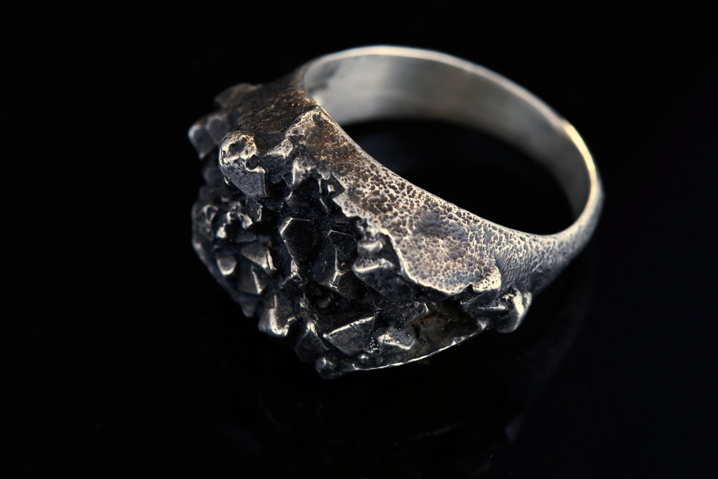 Kristallring mit Wachsenden Kristallen | Ovaler Siegelring Silber | Strukturierter Ring | Handgefertigter Schmuckring | Statement Schmuck | Goldschmiede Deutschland | Einzigartiger Ring | Avantgarde Schmuck | Besonderer Ring | Außergewöhnlicher Schmuck