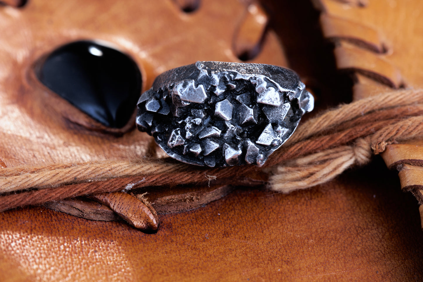 Kristallring mit Wachsenden Kristallen | Ovaler Siegelring Silber | Strukturierter Ring | Handgefertigter Schmuckring | Statement Schmuck | Goldschmiede Deutschland | Einzigartiger Ring | Avantgarde Schmuck | Besonderer Ring | Außergewöhnlicher Schmuck