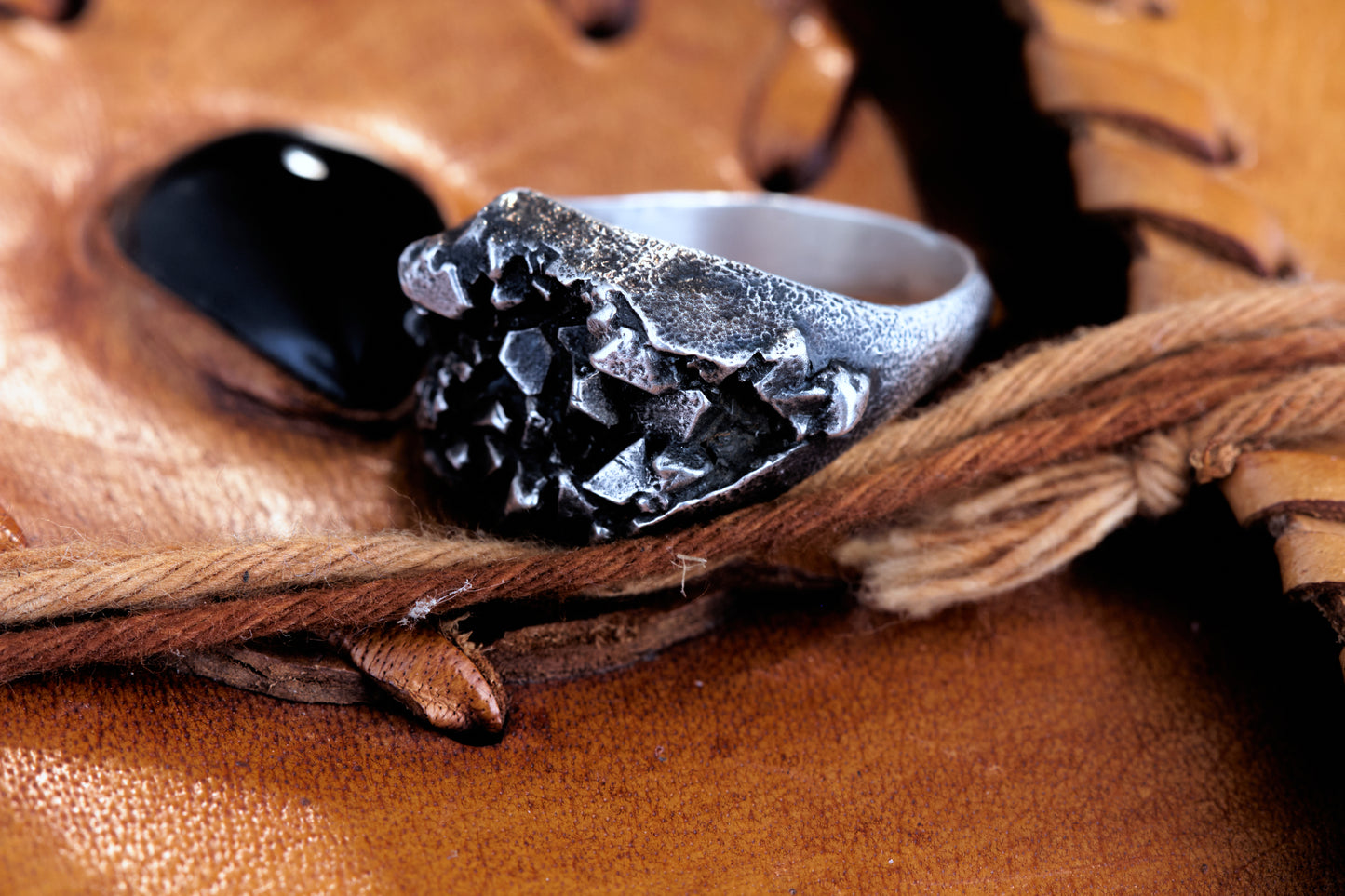 Kristallring mit Wachsenden Kristallen | Ovaler Siegelring Silber | Strukturierter Ring | Handgefertigter Schmuckring | Statement Schmuck | Goldschmiede Deutschland | Einzigartiger Ring | Avantgarde Schmuck | Besonderer Ring | Außergewöhnlicher Schmuck