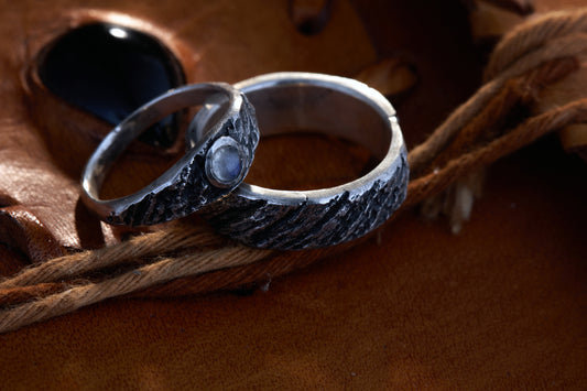 Trauringe 925 Paar Silber Altes Holz Regenbogen Mondstein | Zargenfassung | Handgefertigt | Verlobungsringe