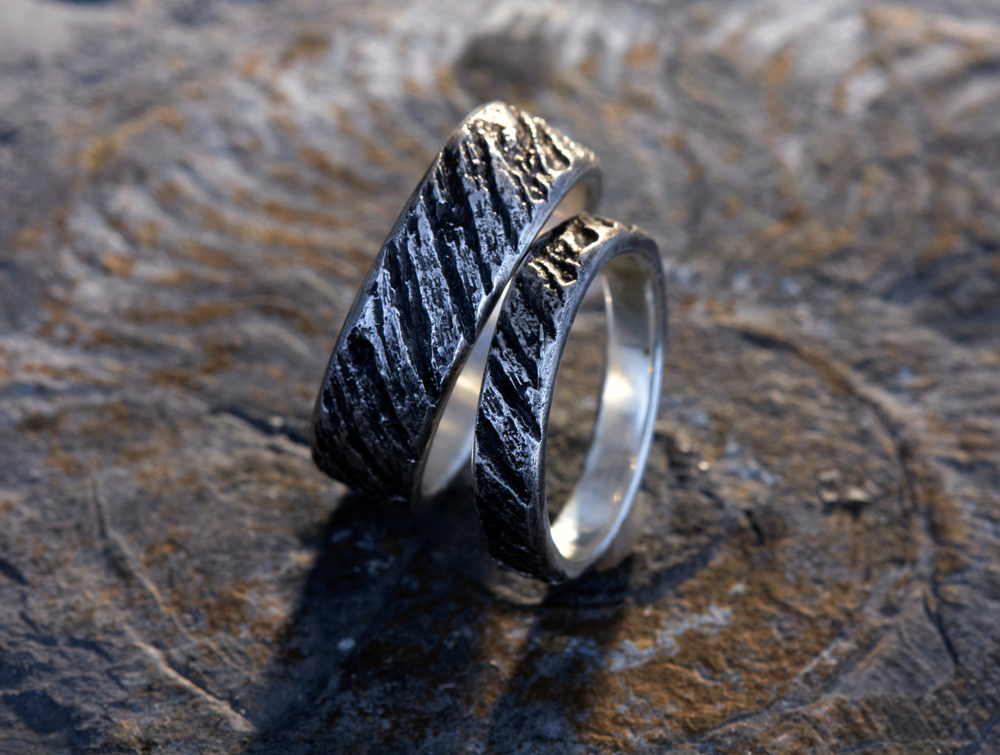 Trauringe 925 Silber Paar Altes Holz | Geschwärzte Holzstruktur Eheringe | Handgefertigt | Rustikale Hochzeitsringe