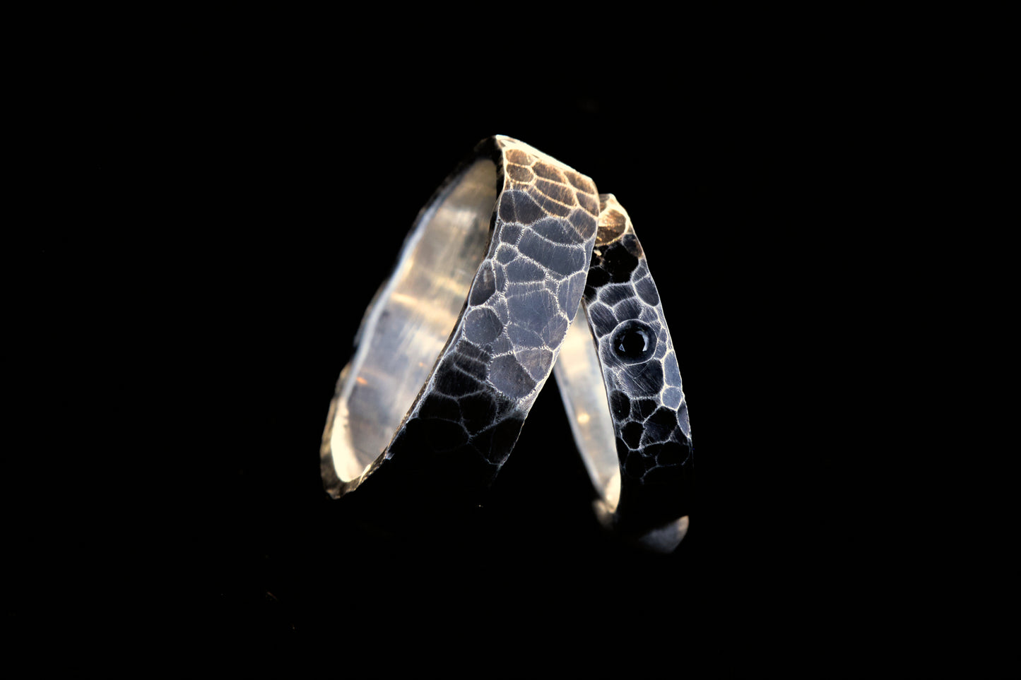 Gehämmerte Trauringe Geschwärzt | 925 Silber Trauringe | Schwarzer Diamant | Handgefertigte Eheringe | Strukturierte Trauringe | Einzigartige Trauringe | Statement Eheringe | Besondere Trauringe | Moderne Trauringe | Außergewöhnliche Eheringe