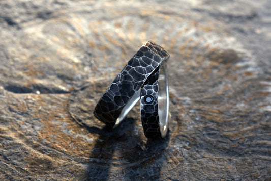 Gehämmerte Trauringe Geschwärzt | 925 Silber Trauringe | Schwarzer Diamant | Handgefertigte Eheringe | Strukturierte Trauringe | Einzigartige Trauringe | Statement Eheringe | Besondere Trauringe | Moderne Trauringe | Außergewöhnliche Eheringe