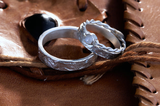 Markante Trauringe mit Kordelring | Regenbogen Mondstein Cabochon | Retikulierte Oberfläche | Handgefertigte Eheringe | Zargenfassung | Goldschmiede Deutschland | Einzigartige Trauringe | Besondere Trauringe | Moderne Trauringe | Außergewöhnliche Eheringe