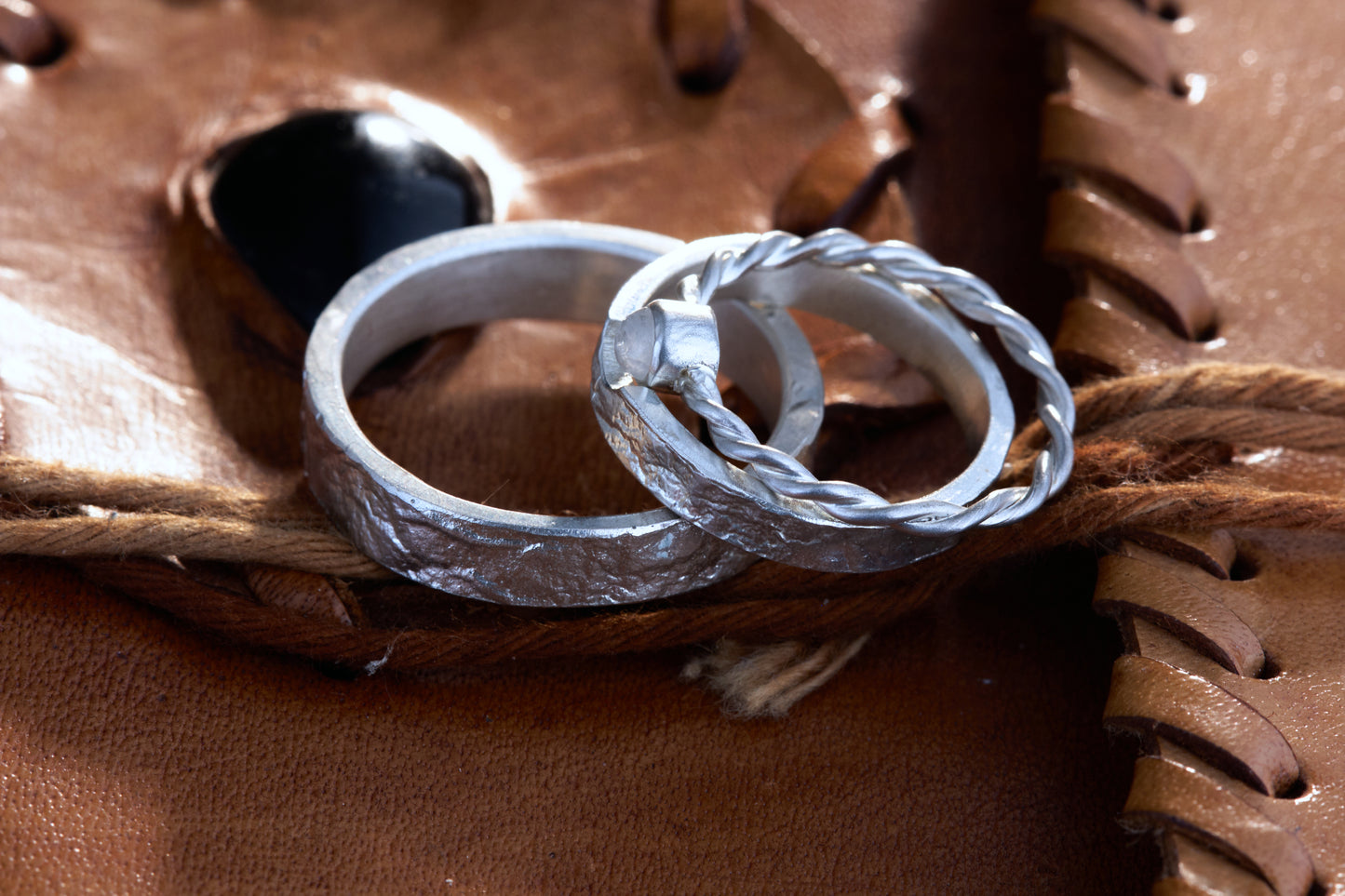 Markante Trauringe mit Kordelring | Regenbogen Mondstein Cabochon | Retikulierte Oberfläche | Handgefertigte Eheringe | Zargenfassung | Goldschmiede Deutschland | Einzigartige Trauringe | Besondere Trauringe | Moderne Trauringe | Außergewöhnliche Eheringe