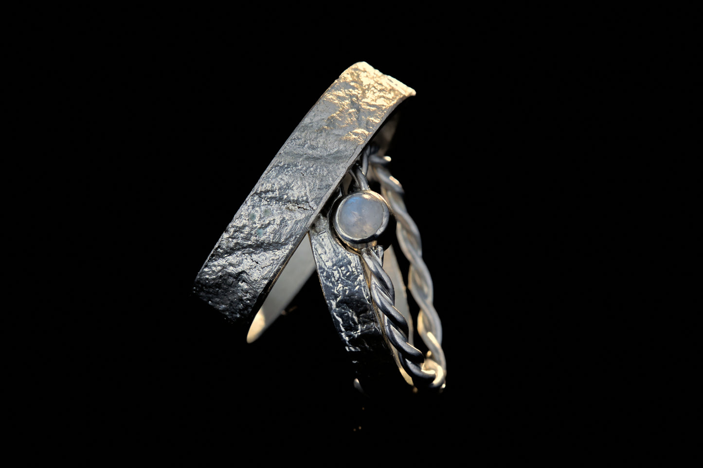 Markante Trauringe mit Kordelring | Regenbogen Mondstein Cabochon | Retikulierte Oberfläche | Handgefertigte Eheringe | Zargenfassung | Goldschmiede Deutschland | Einzigartige Trauringe | Besondere Trauringe | Moderne Trauringe | Außergewöhnliche Eheringe