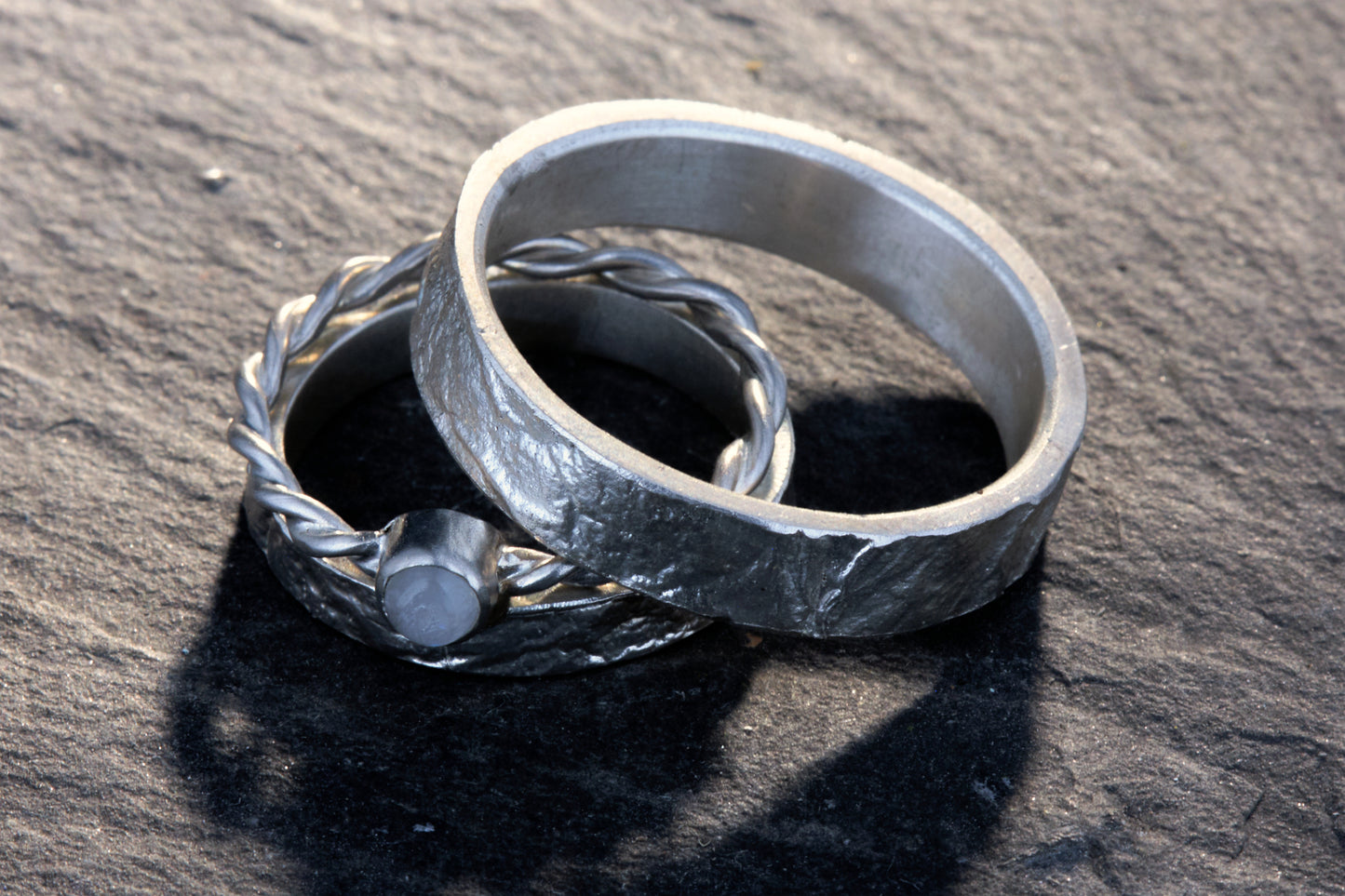 Markante Trauringe mit Kordelring | Regenbogen Mondstein Cabochon | Retikulierte Oberfläche | Handgefertigte Eheringe | Zargenfassung | Goldschmiede Deutschland | Einzigartige Trauringe | Besondere Trauringe | Moderne Trauringe | Außergewöhnliche Eheringe