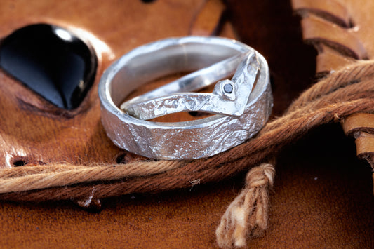 Markante Wishbone Trauringe | Schwarzer Diamant | Retikulierte Oberfläche Matt | Handgefertigte Eheringe | Goldschmiede Deutschland | Einzigartige Trauringe | Statement Eheringe | Besondere Trauringe | Moderne Trauringe | Außergewöhnliche Eheringe