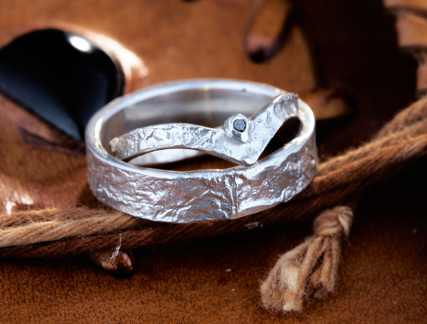 Markante Wishbone Trauringe | Schwarzer Diamant | Retikulierte Oberfläche Matt | Handgefertigte Eheringe | Goldschmiede Deutschland | Einzigartige Trauringe | Statement Eheringe | Besondere Trauringe | Moderne Trauringe | Außergewöhnliche Eheringe