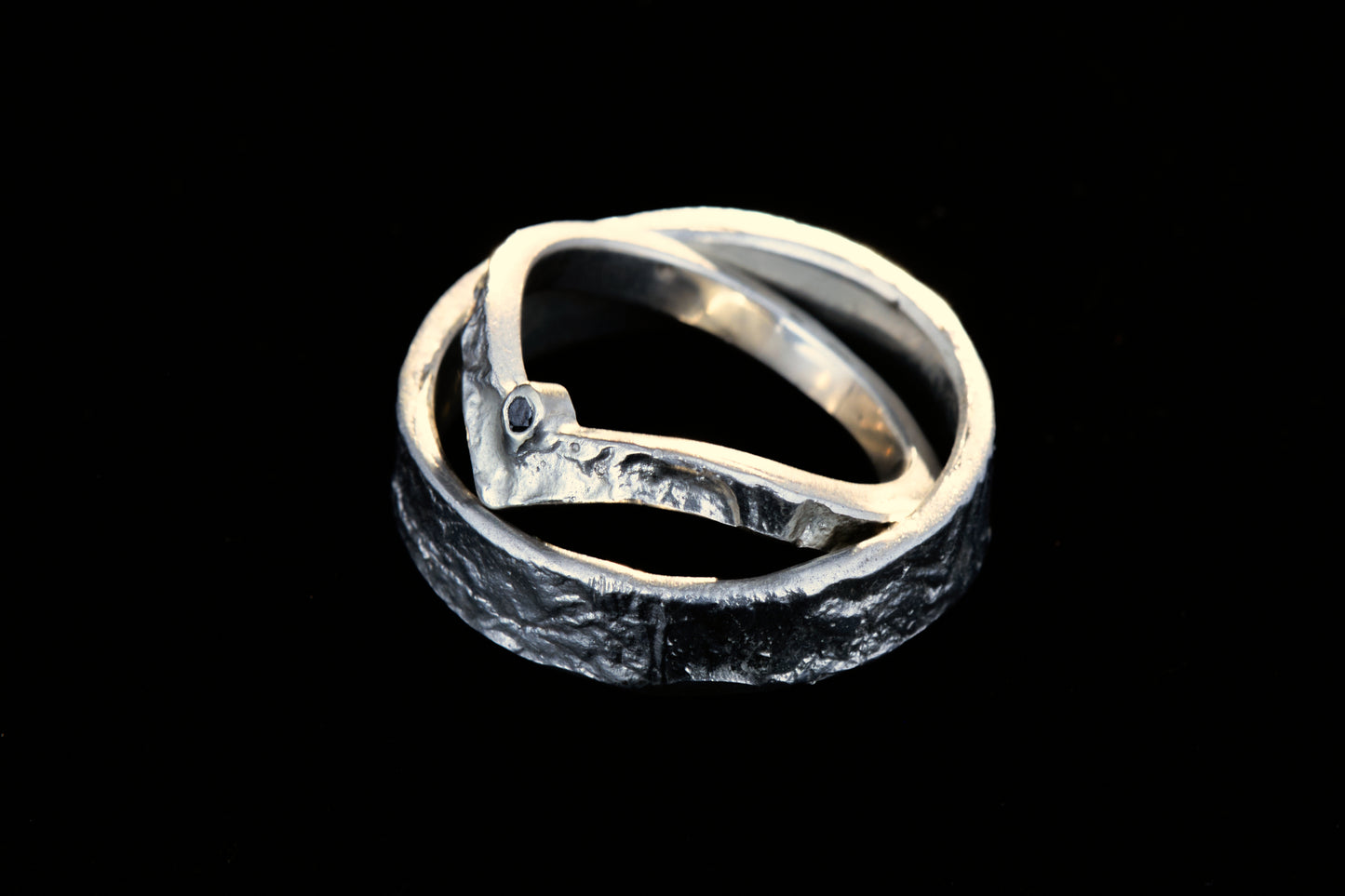Markante Wishbone Trauringe | Schwarzer Diamant | Retikulierte Oberfläche Matt | Handgefertigte Eheringe | Goldschmiede Deutschland | Einzigartige Trauringe | Statement Eheringe | Besondere Trauringe | Moderne Trauringe | Außergewöhnliche Eheringe