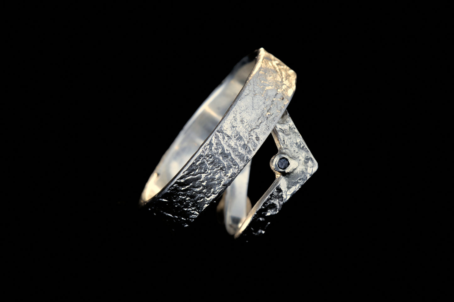 Markante Wishbone Trauringe | Schwarzer Diamant | Retikulierte Oberfläche Matt | Handgefertigte Eheringe | Goldschmiede Deutschland | Einzigartige Trauringe | Statement Eheringe | Besondere Trauringe | Moderne Trauringe | Außergewöhnliche Eheringe