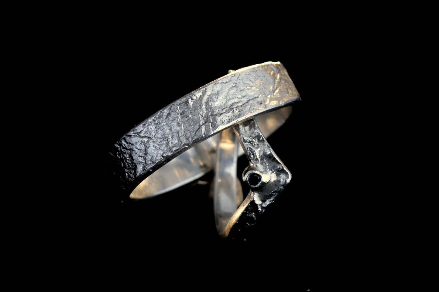Markante Wishbone Trauringe | Schwarzer Diamant | Retikulierte Oberfläche Matt | Handgefertigte Eheringe | Goldschmiede Deutschland | Einzigartige Trauringe | Statement Eheringe | Besondere Trauringe | Moderne Trauringe | Außergewöhnliche Eheringe