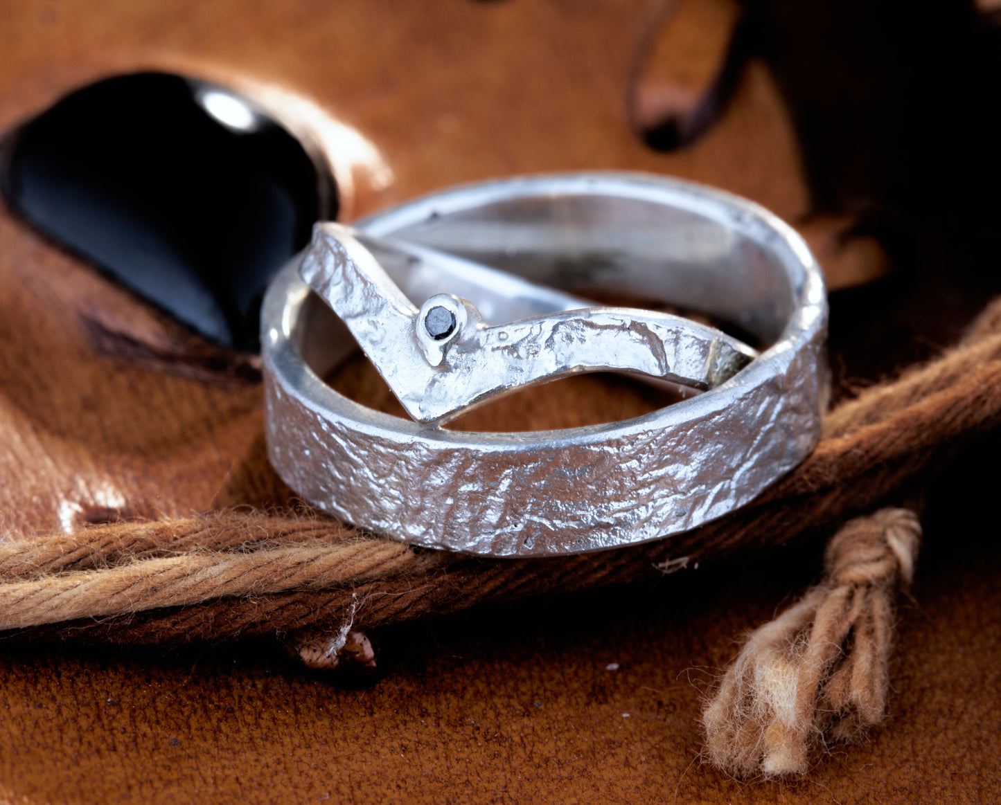 Markante Wishbone Trauringe | Schwarzer Diamant | Retikulierte Oberfläche Matt | Handgefertigte Eheringe | Goldschmiede Deutschland | Einzigartige Trauringe | Statement Eheringe | Besondere Trauringe | Moderne Trauringe | Außergewöhnliche Eheringe