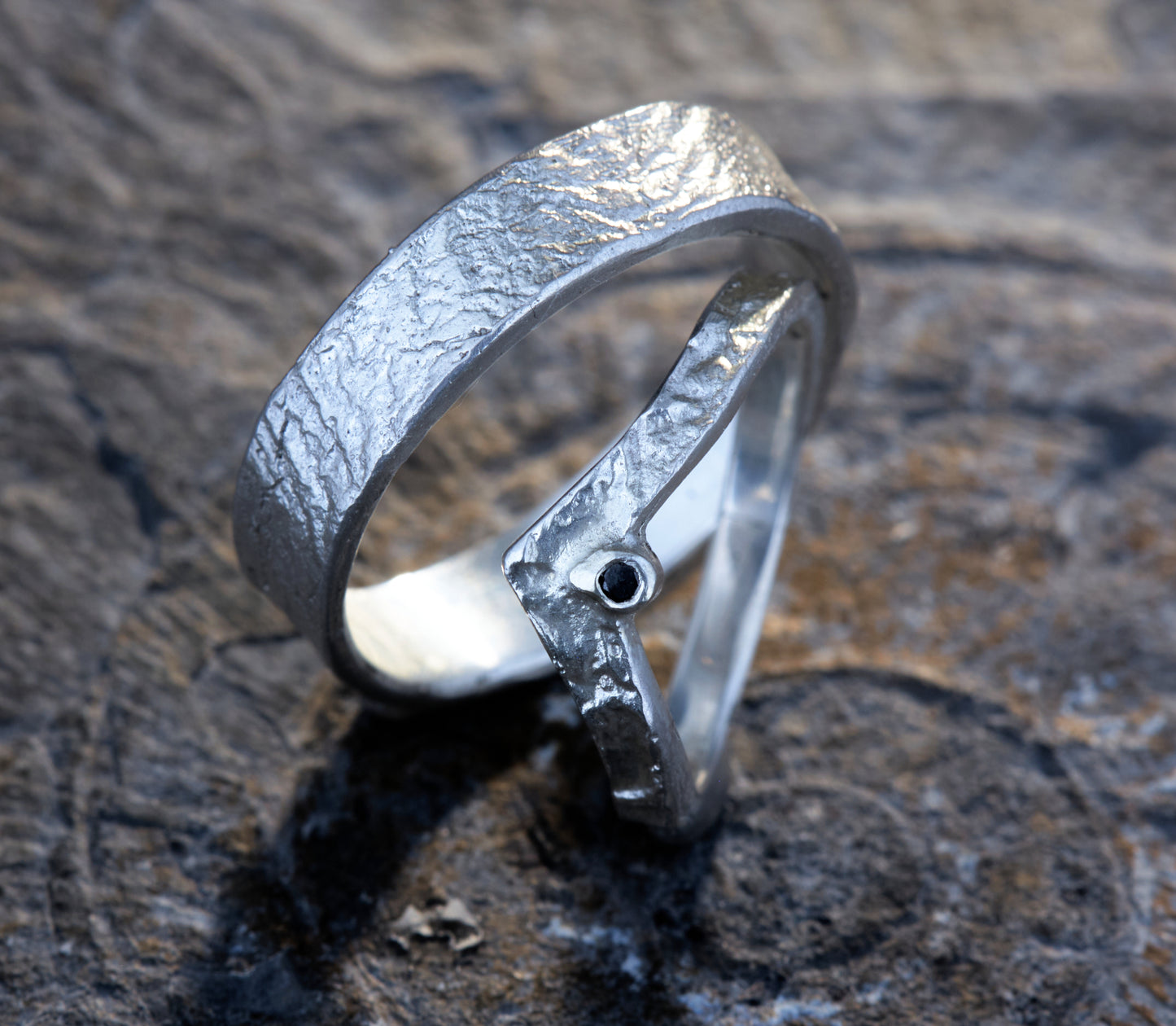 Markante Wishbone Trauringe | Schwarzer Diamant | Retikulierte Oberfläche Matt | Handgefertigte Eheringe | Goldschmiede Deutschland | Einzigartige Trauringe | Statement Eheringe | Besondere Trauringe | Moderne Trauringe | Außergewöhnliche Eheringe