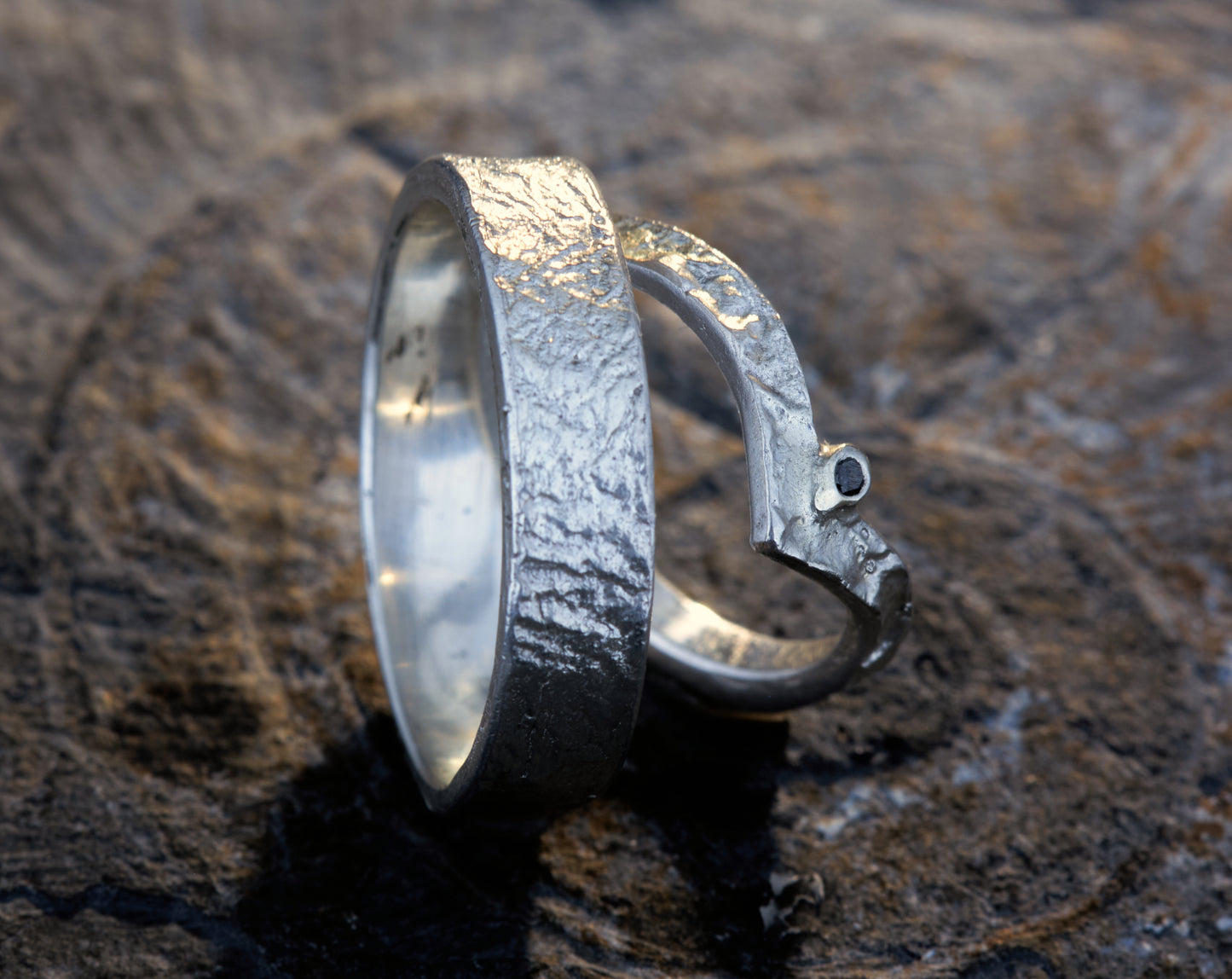 Markante Wishbone Trauringe | Schwarzer Diamant | Retikulierte Oberfläche Matt | Handgefertigte Eheringe | Goldschmiede Deutschland | Einzigartige Trauringe | Statement Eheringe | Besondere Trauringe | Moderne Trauringe | Außergewöhnliche Eheringe