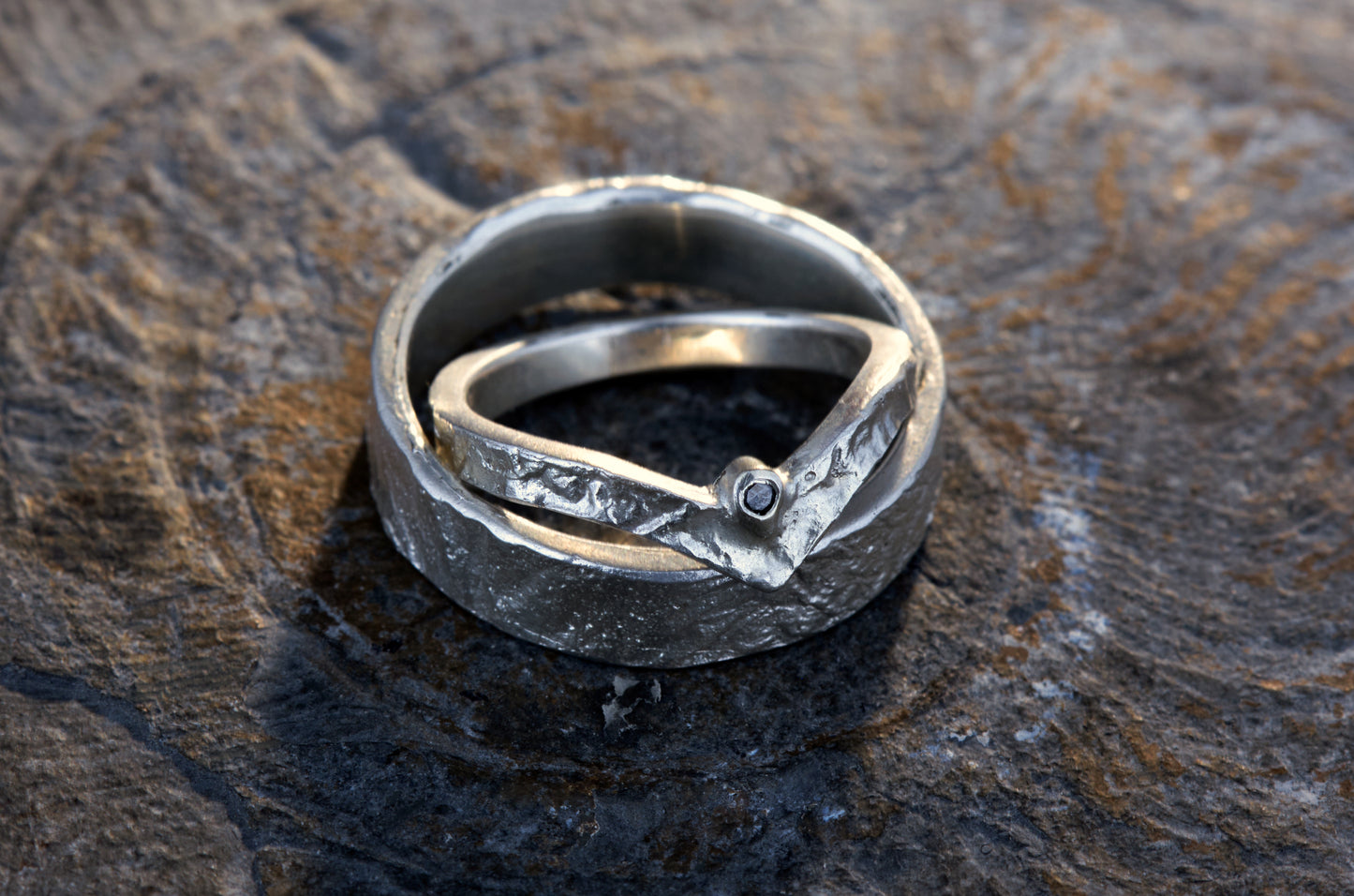 Markante Wishbone Trauringe | Schwarzer Diamant | Retikulierte Oberfläche Matt | Handgefertigte Eheringe | Goldschmiede Deutschland | Einzigartige Trauringe | Statement Eheringe | Besondere Trauringe | Moderne Trauringe | Außergewöhnliche Eheringe