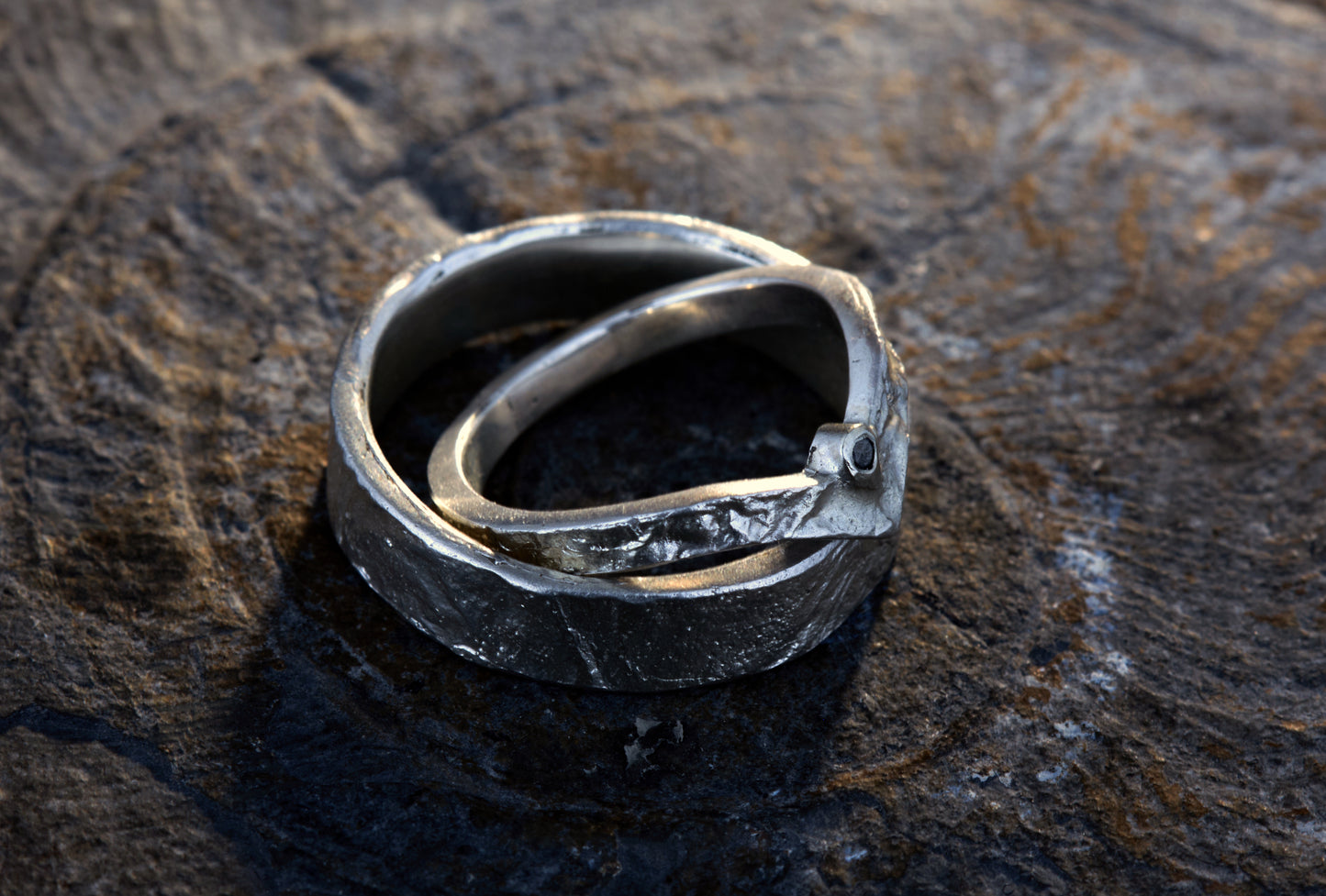 Markante Wishbone Trauringe | Schwarzer Diamant | Retikulierte Oberfläche Matt | Handgefertigte Eheringe | Goldschmiede Deutschland | Einzigartige Trauringe | Statement Eheringe | Besondere Trauringe | Moderne Trauringe | Außergewöhnliche Eheringe