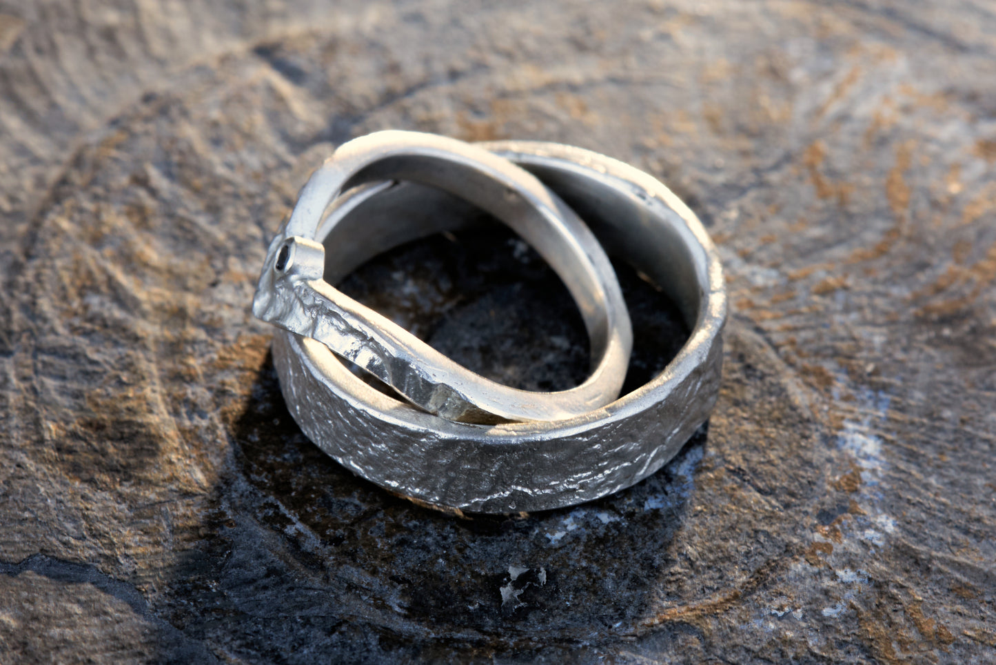 Markante Wishbone Trauringe | Schwarzer Diamant | Retikulierte Oberfläche Matt | Handgefertigte Eheringe | Goldschmiede Deutschland | Einzigartige Trauringe | Statement Eheringe | Besondere Trauringe | Moderne Trauringe | Außergewöhnliche Eheringe