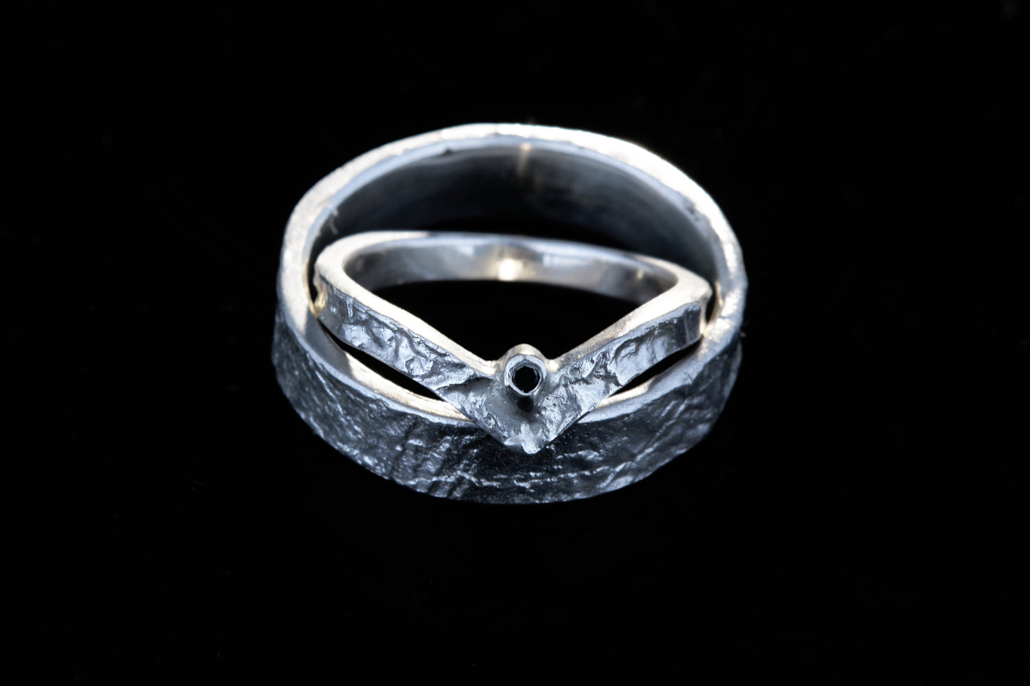 Markante Wishbone Trauringe | Schwarzer Diamant | Retikulierte Oberfläche Matt | Handgefertigte Eheringe | Goldschmiede Deutschland | Einzigartige Trauringe | Statement Eheringe | Besondere Trauringe | Moderne Trauringe | Außergewöhnliche Eheringe