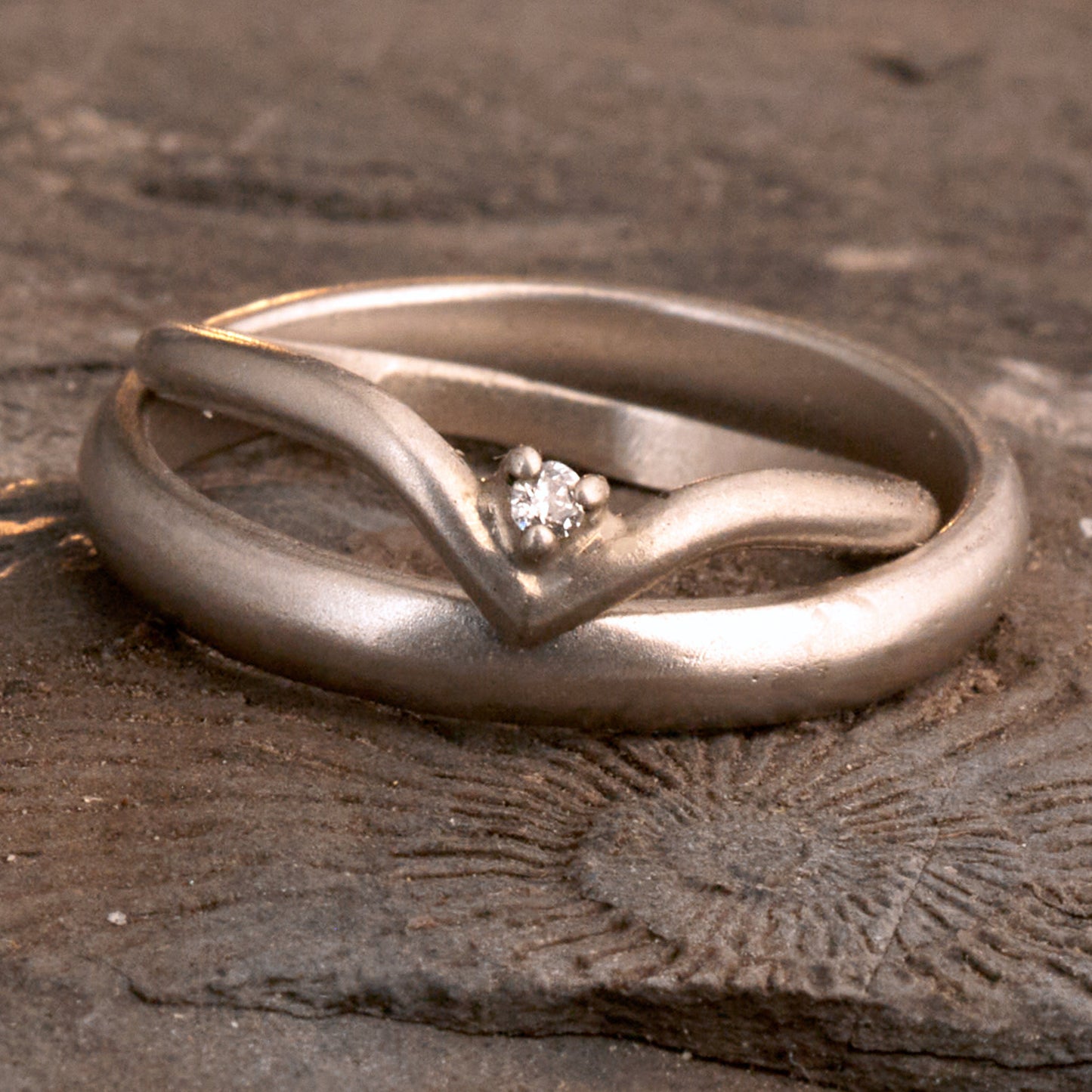 Minimalistische Wishbone Trauringe halbrund aus 925 Silber matt – Filigranes Set mit Diamant