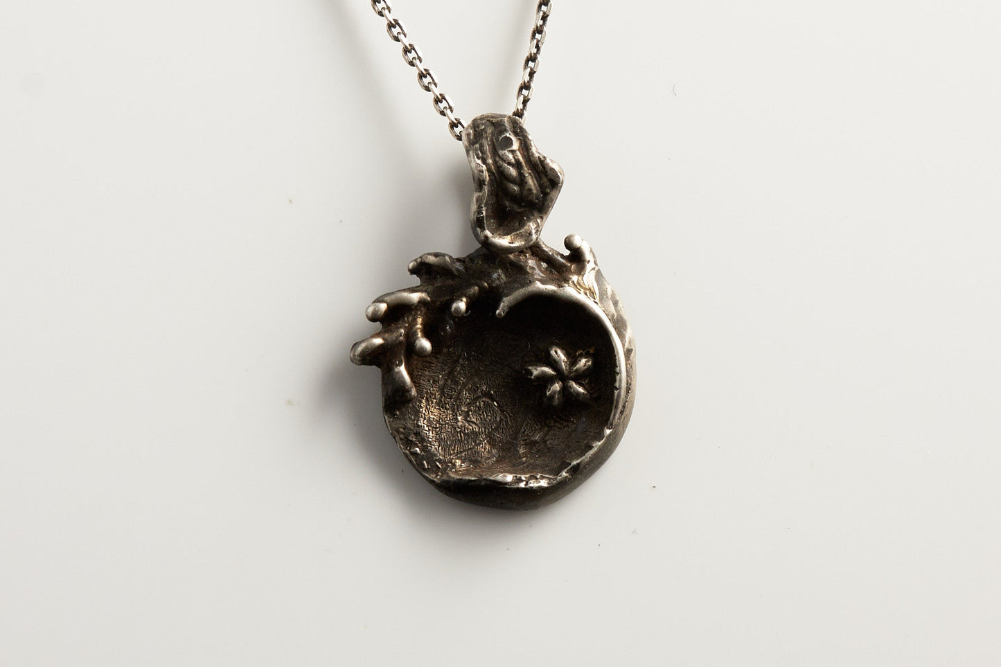 Anhänger japanische Welle mit Hibiskusblüte Kraft und Dynamik 925 Silber geschwärzt