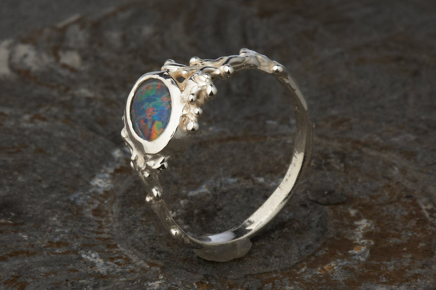 Filigraner Wellenring im japanischen Tatoo Style mit Opaltriplette aus 925 Silber