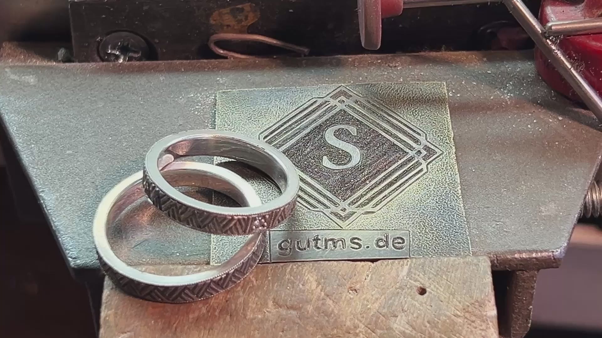 Handgravierte Vintage Trauringe mit Dreieckmuster und Diamant Video gedreht an der Werkbank