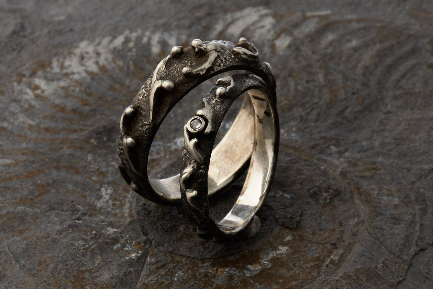 Trauringe mit Wellenmuster aus 925 Silber geschwärzt