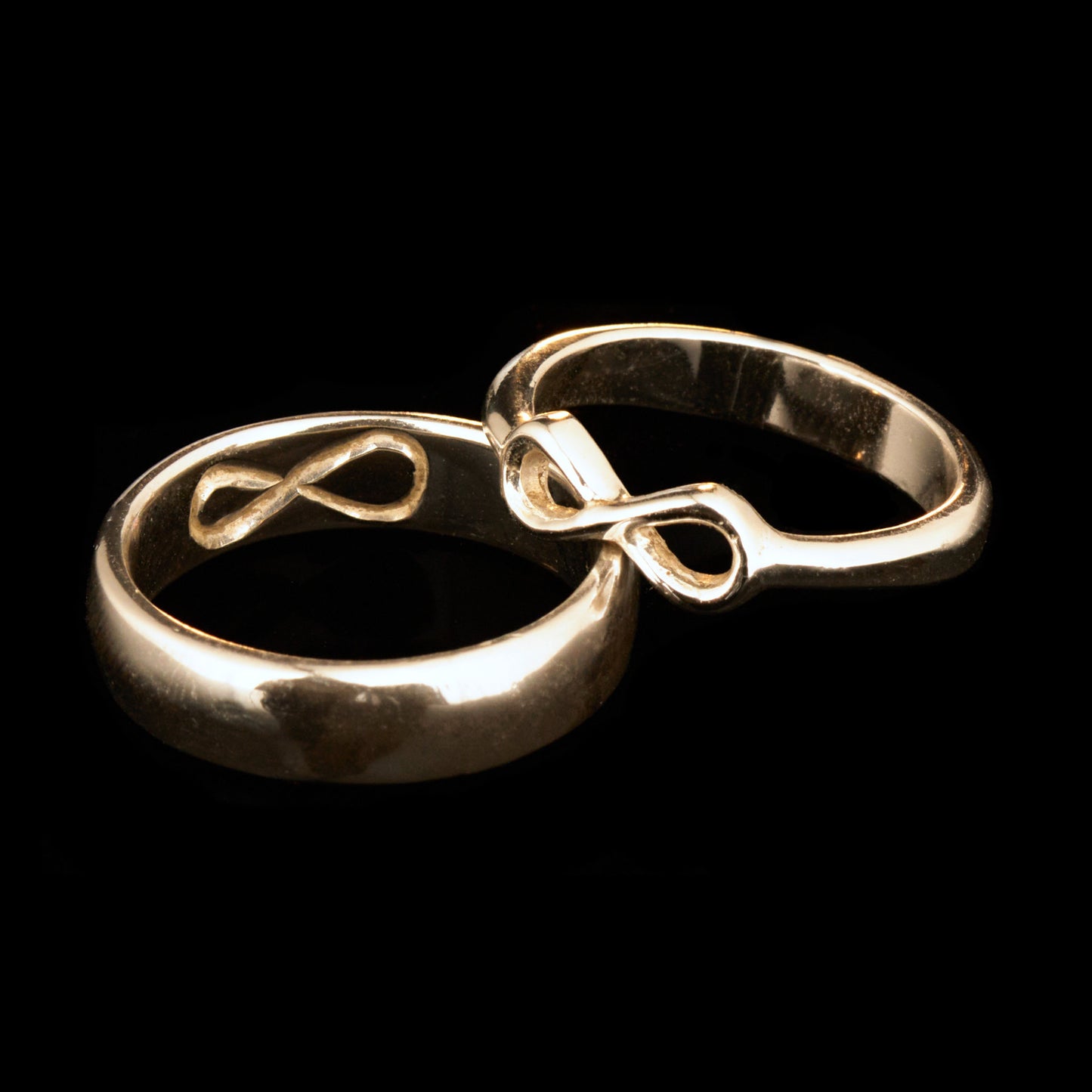 Handgefertigter Statement-Partnerring aus poliertem 925 Silber von Silberschweif mit großer Unendlichkeitsschleife (6x14mm). Die Schiene verjüngt sich elegant zum Motiv. Massiver 6mm Herrenring aus Silber. In der Innenansicht zeigt sich das fest eingravierte Unendlichkeits-Symbol als geheimes Zeichen der Verbundenheit. Das Partnerring-Set „Ewigkeit“ zeigt das plastische Design des Damenrings und die spiegelnde Oberfläche des massiven Herrenrings