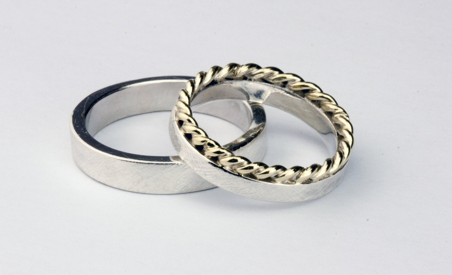 BiColor Trauringe Kordelringe Eheringe Gold und Silber kreuzmatt - Goldschmiede und Trauring Manufaktur Silberschweif