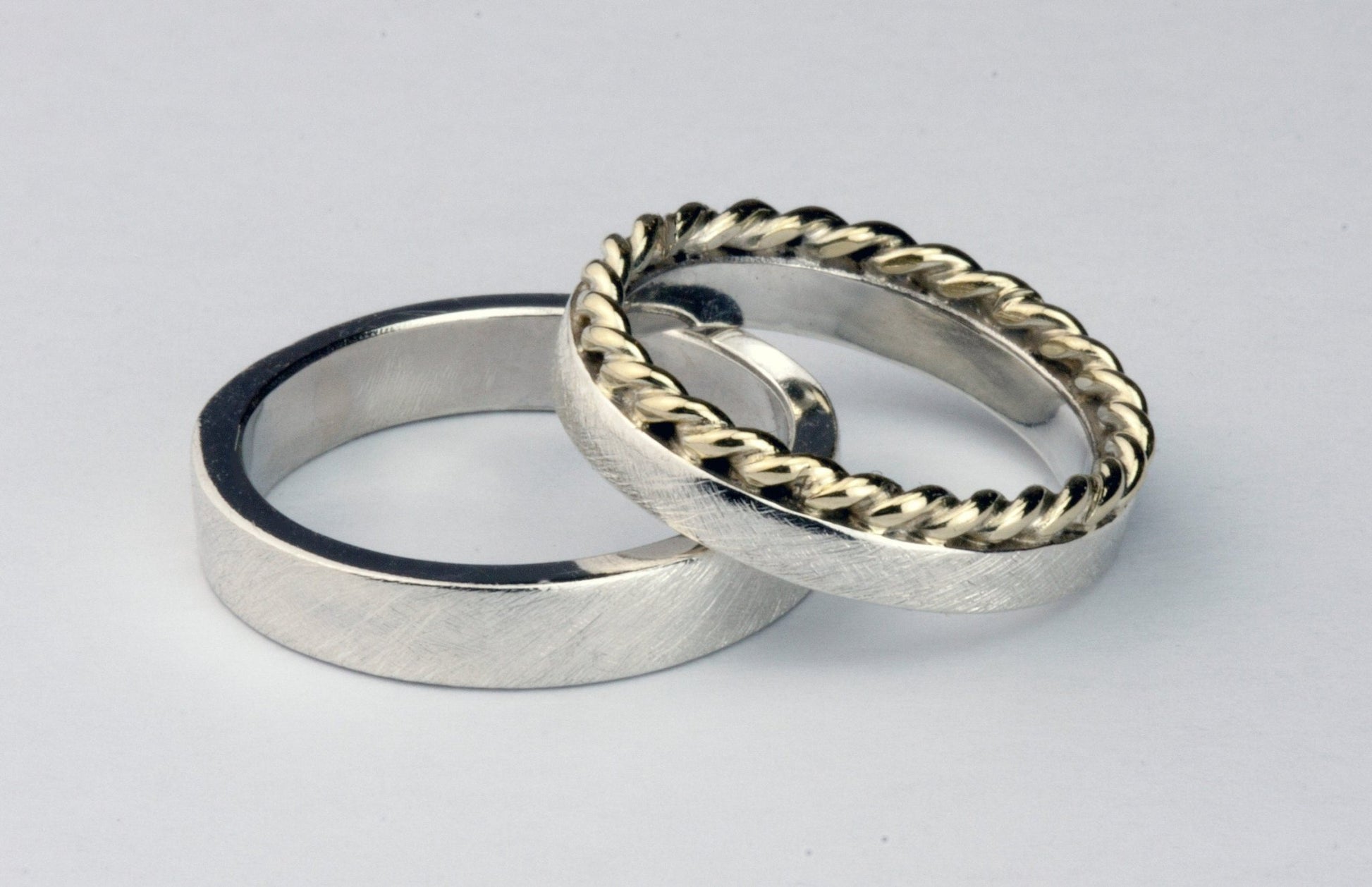 BiColor Trauringe Kordelringe Eheringe Gold und Silber kreuzmatt - Goldschmiede und Trauring Manufaktur Silberschweif