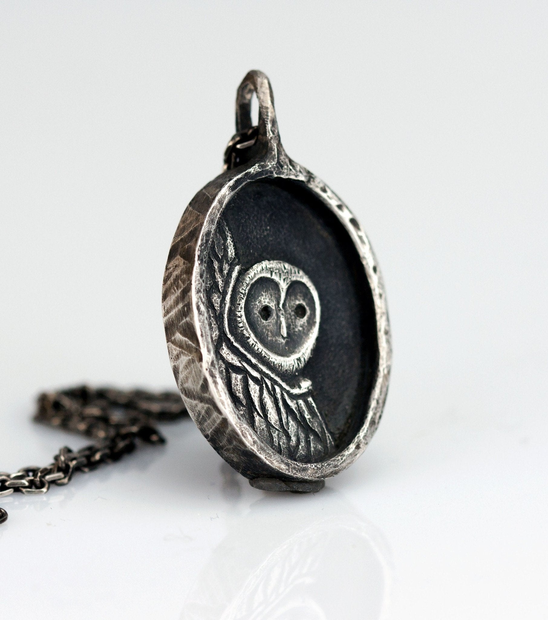 Eule im Baumstamm Anhänger 925 Silber geschwärzt - Goldschmiede Manufaktur Silberschweif