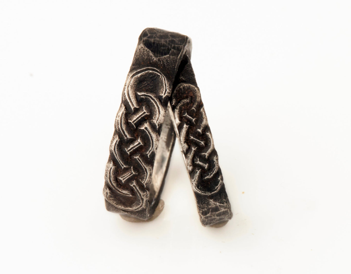 gehämmerte Eheringe mit keltischem Knotenmuster 925 Silber geschwärzt Wikinger Goldschmiede und Trauring Manufaktur Silberschweif www.gutms.de