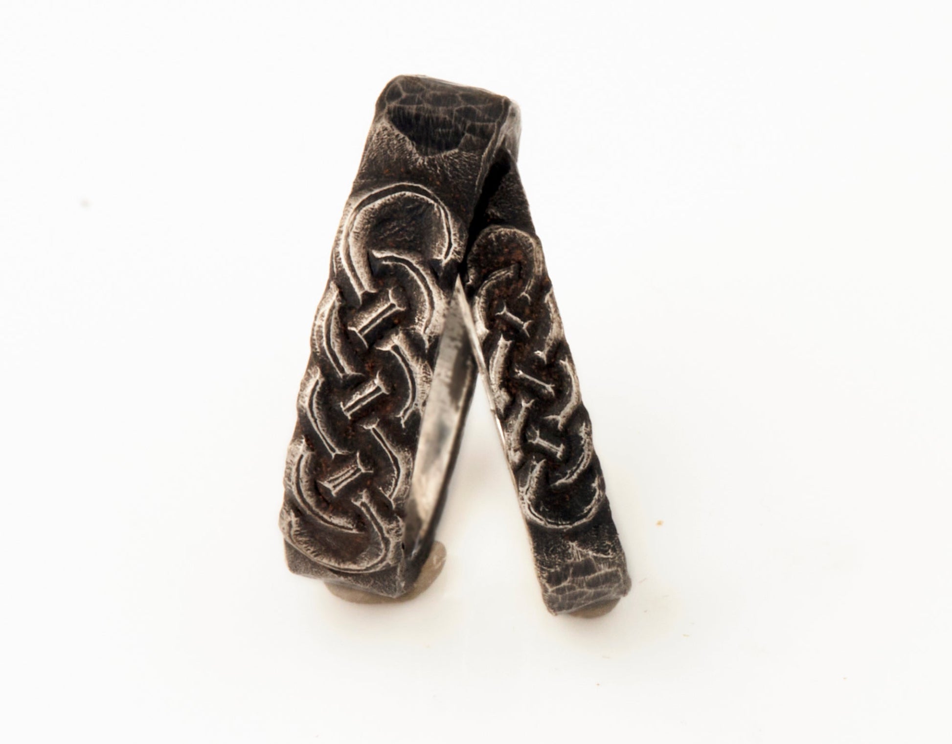 gehämmerte Eheringe mit keltischem Knotenmuster 925 Silber geschwärzt Wikinger Goldschmiede und Trauring Manufaktur Silberschweif www.gutms.de