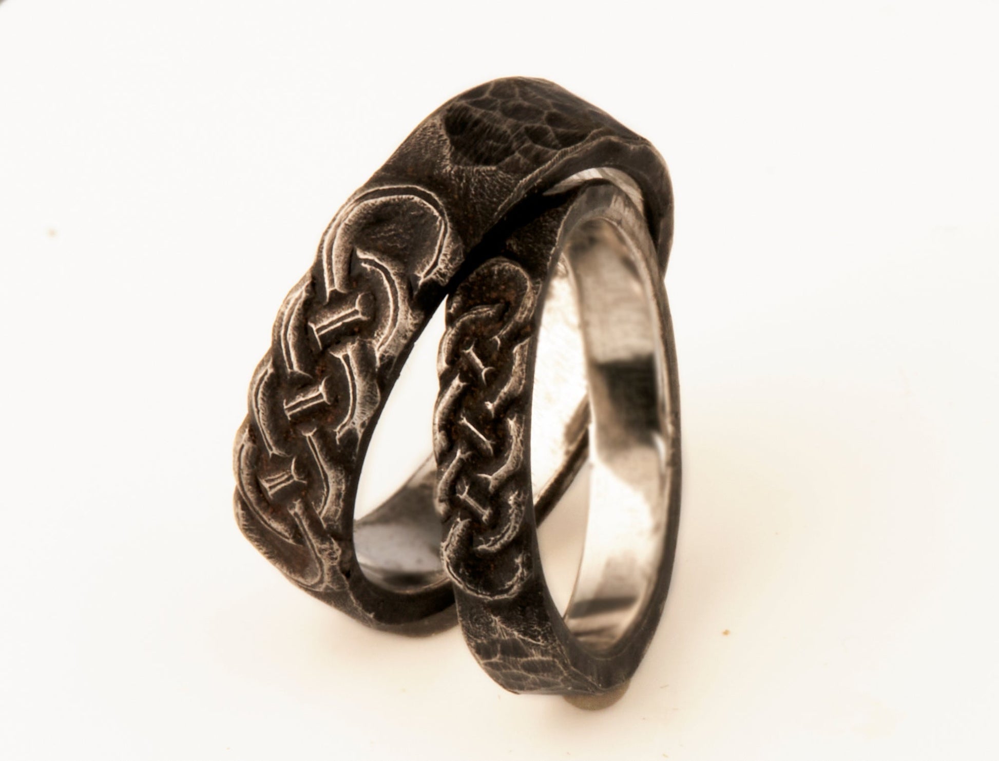 gehämmerte Eheringe mit keltischem Knotenmuster 925 Silber geschwärzt Wikinger Goldschmiede und Trauring Manufaktur Silberschweif www.gutms.de