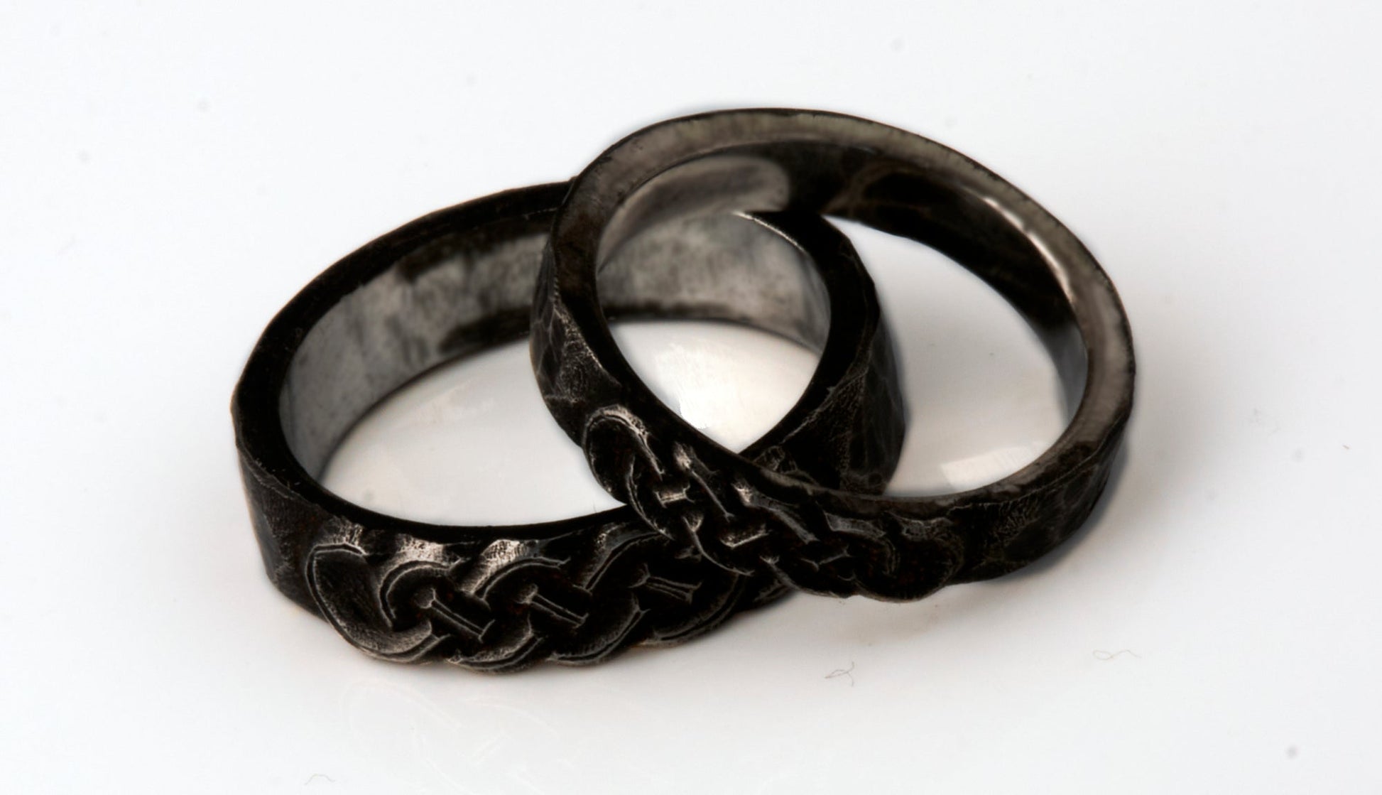 gehämmerte Eheringe mit keltischem Knotenmuster 925 Silber geschwärzt Wikinger Goldschmiede und Trauring Manufaktur Silberschweif www.gutms.de