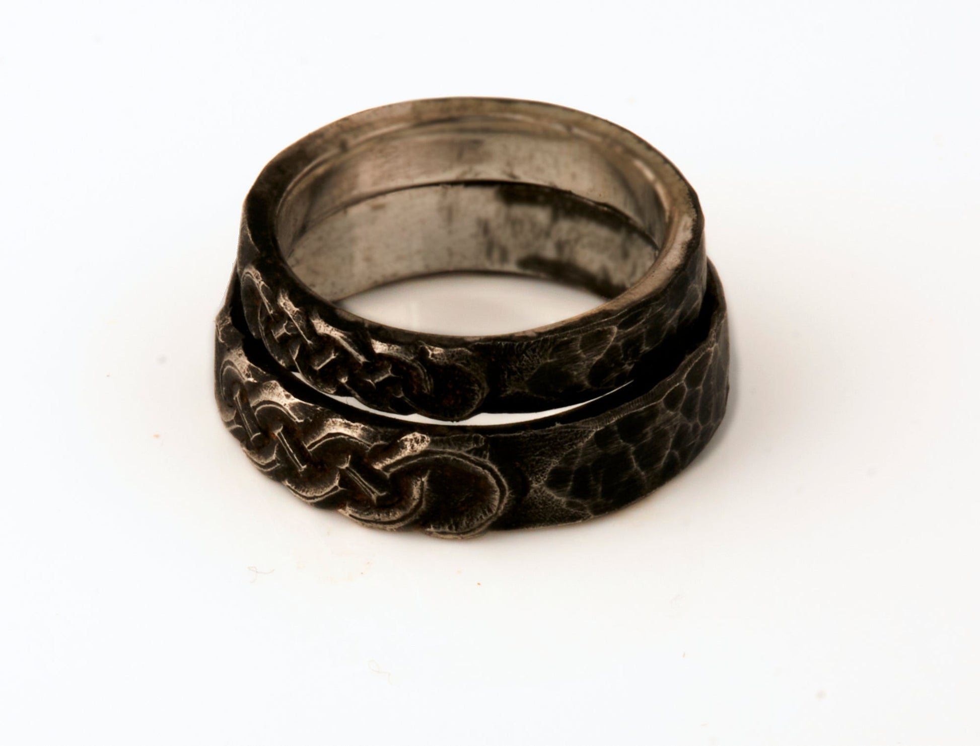 gehämmerte Eheringe mit keltischem Knotenmuster 925 Silber geschwärzt Wikinger Goldschmiede und Trauring Manufaktur Silberschweif www.gutms.de