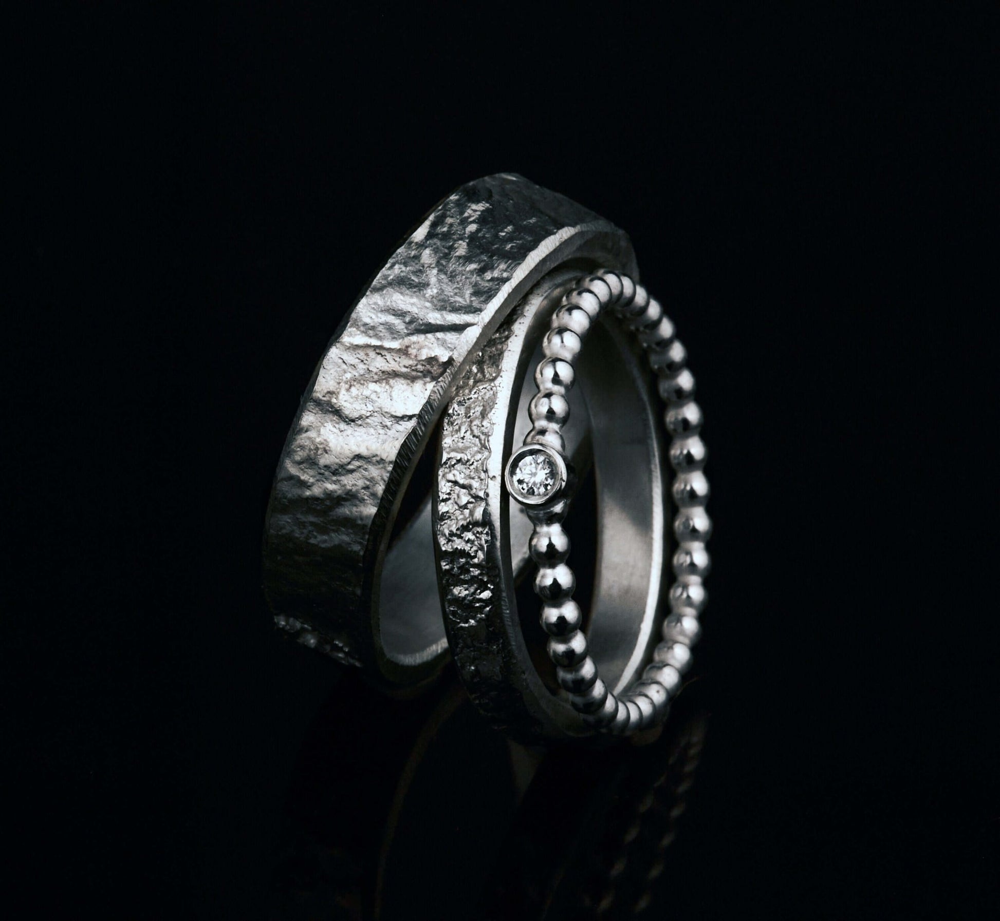 markante Trauringe mit Kugelring und Brillant - Goldschmiede Manufaktur Silberschweif