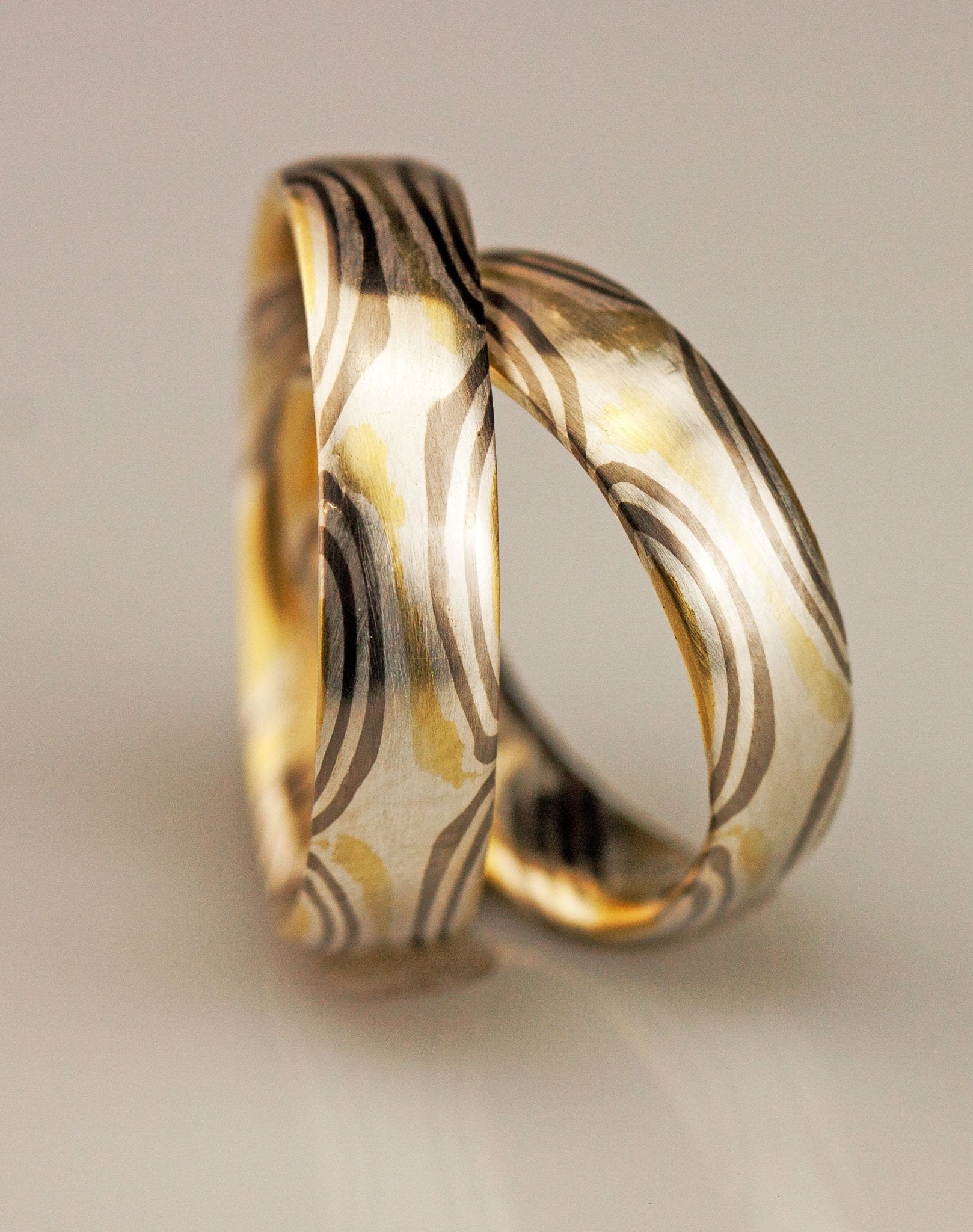 Mokume Gane Trauringe Gelbgold Palladium Silber mit Sternchenmuster Paar - Goldschmiede Manufaktur Silberschweif