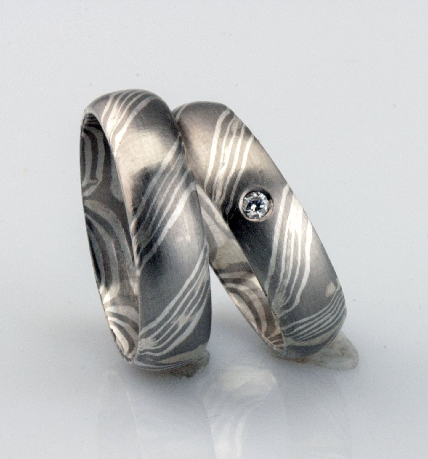 Mokume Gane Trauringe Silber und Palladium mit Streifen Paar - Goldschmiede Manufaktur Silberschweif