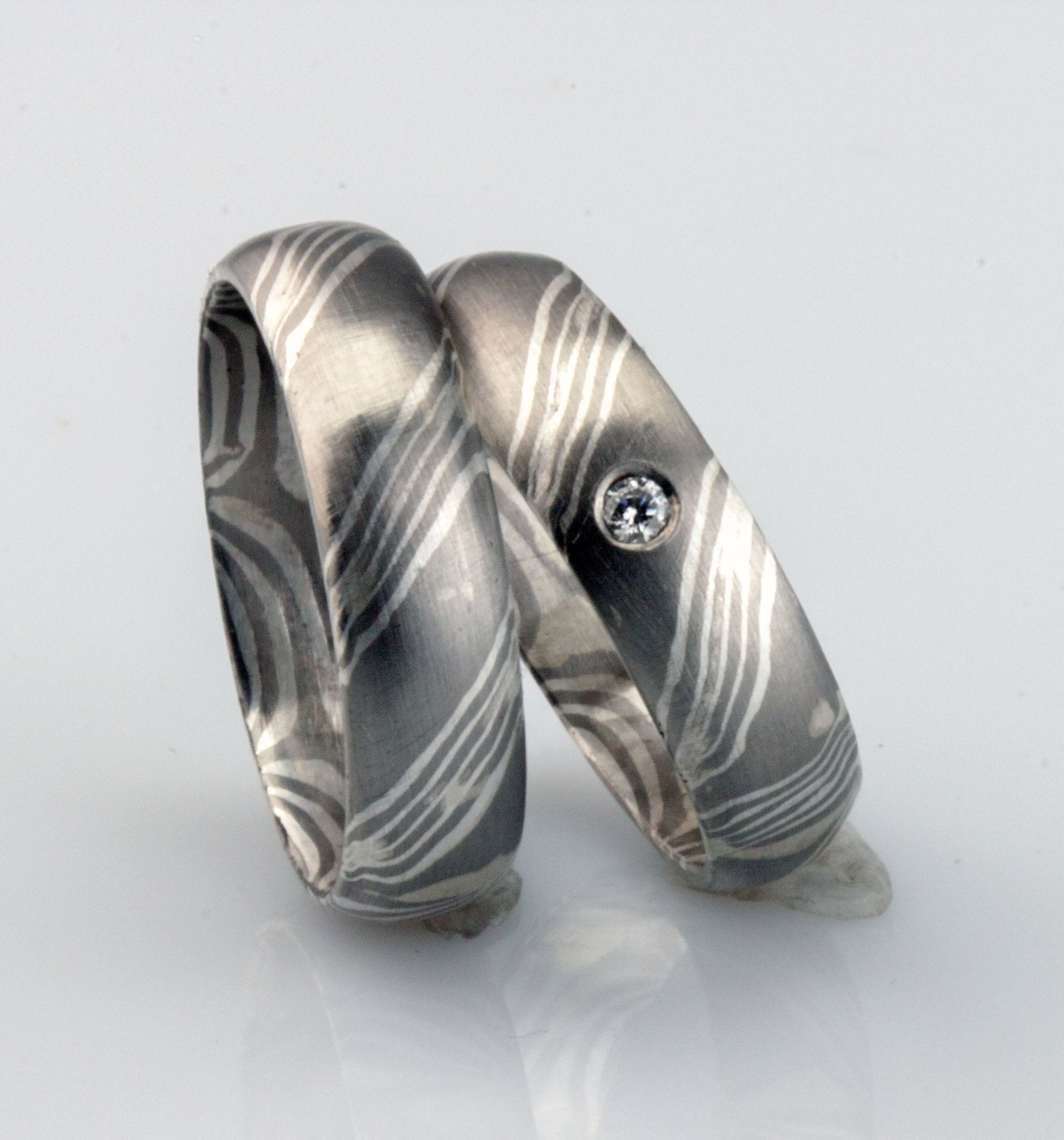 Mokume Gane Trauringe Silber und Palladium mit Streifen Paar - Goldschmiede Manufaktur Silberschweif