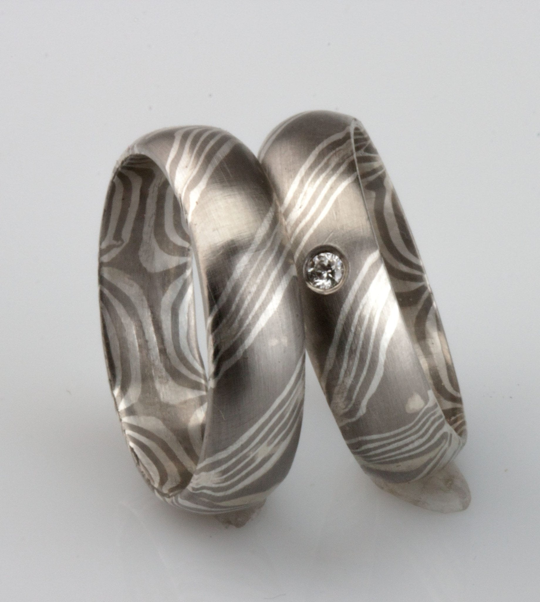 Mokume Gane Trauringe Silber und Palladium mit Streifen Paar - Goldschmiede Manufaktur Silberschweif