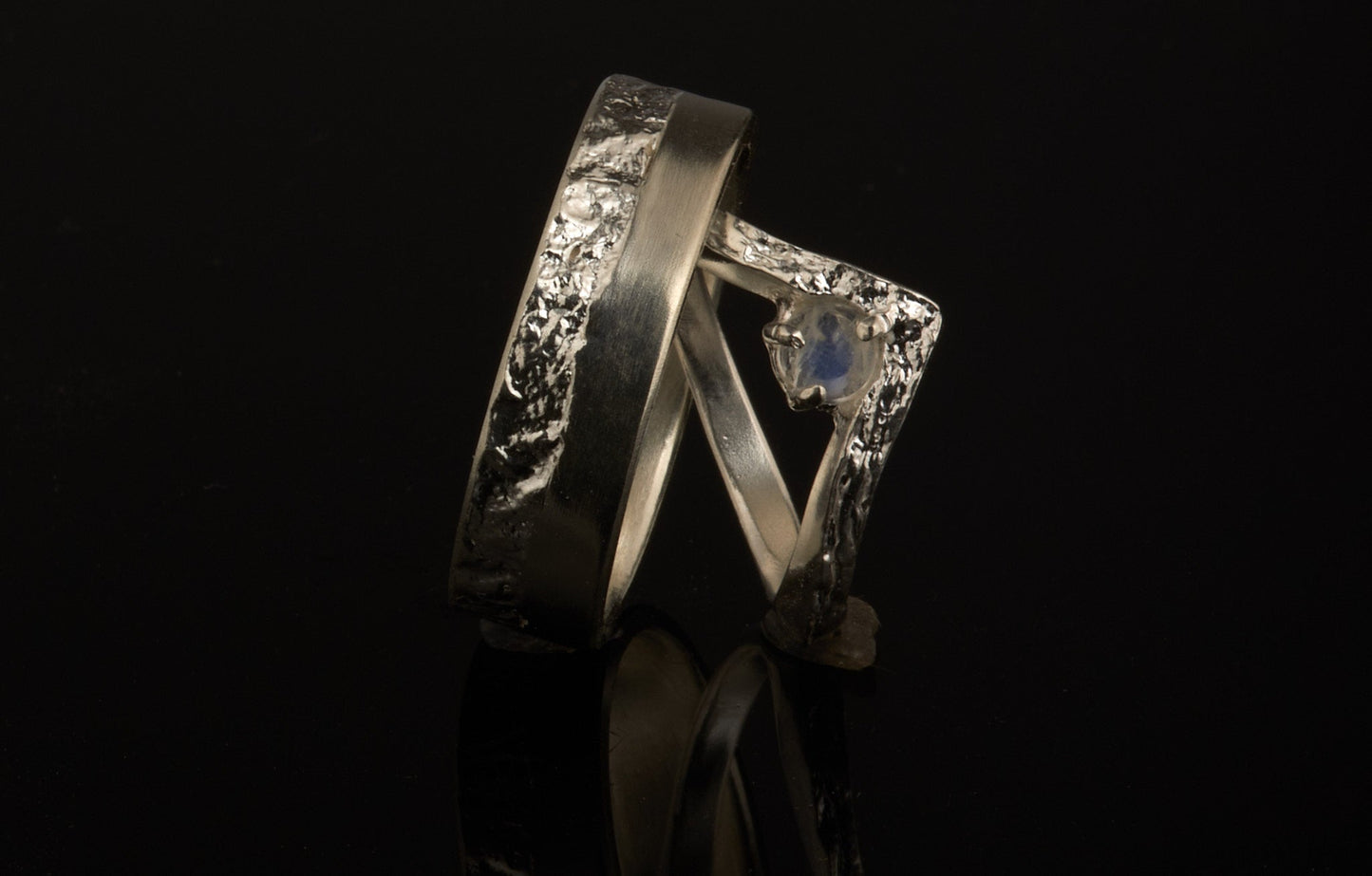 Trauringe halb-halb mit Wishbonering und Regenbogenmondstein