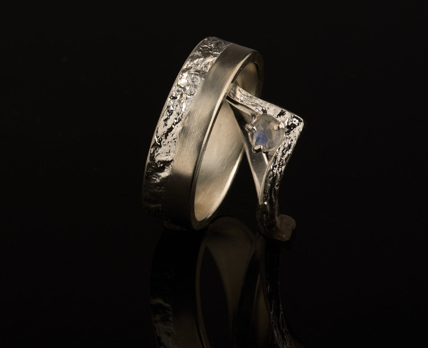 Trauringe halb-halb mit Wishbonering und Regenbogenmondstein