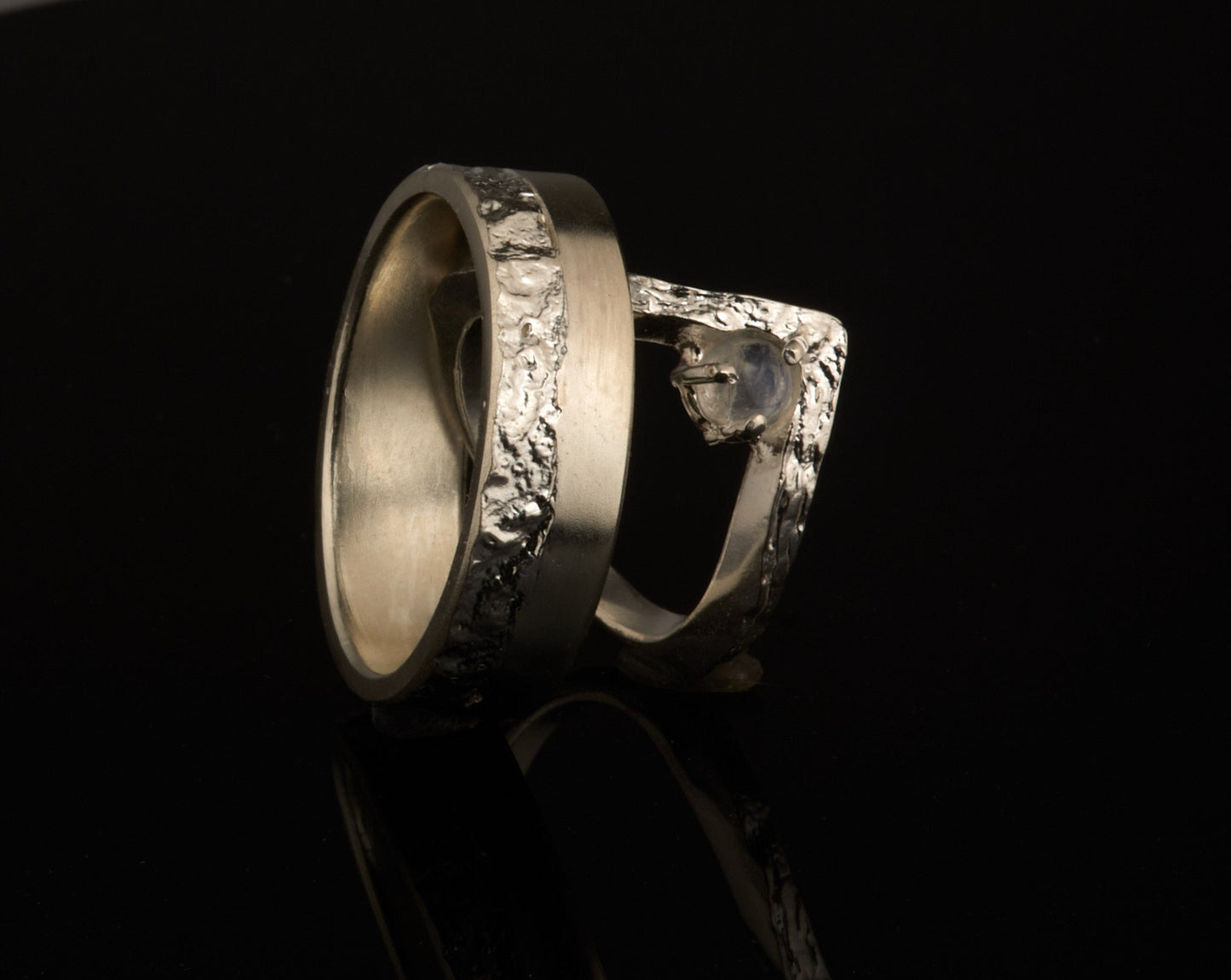 Trauringe halb-halb mit Wishbonering und Regenbogenmondstein