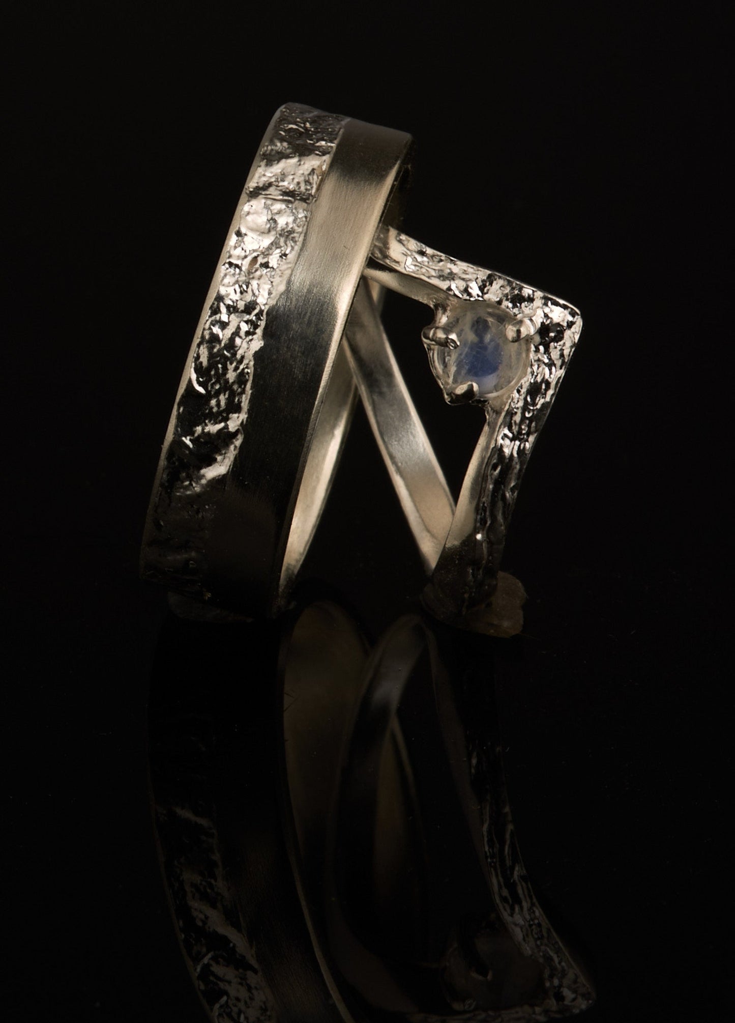 Trauringe halb-halb mit Wishbonering und Regenbogenmondstein