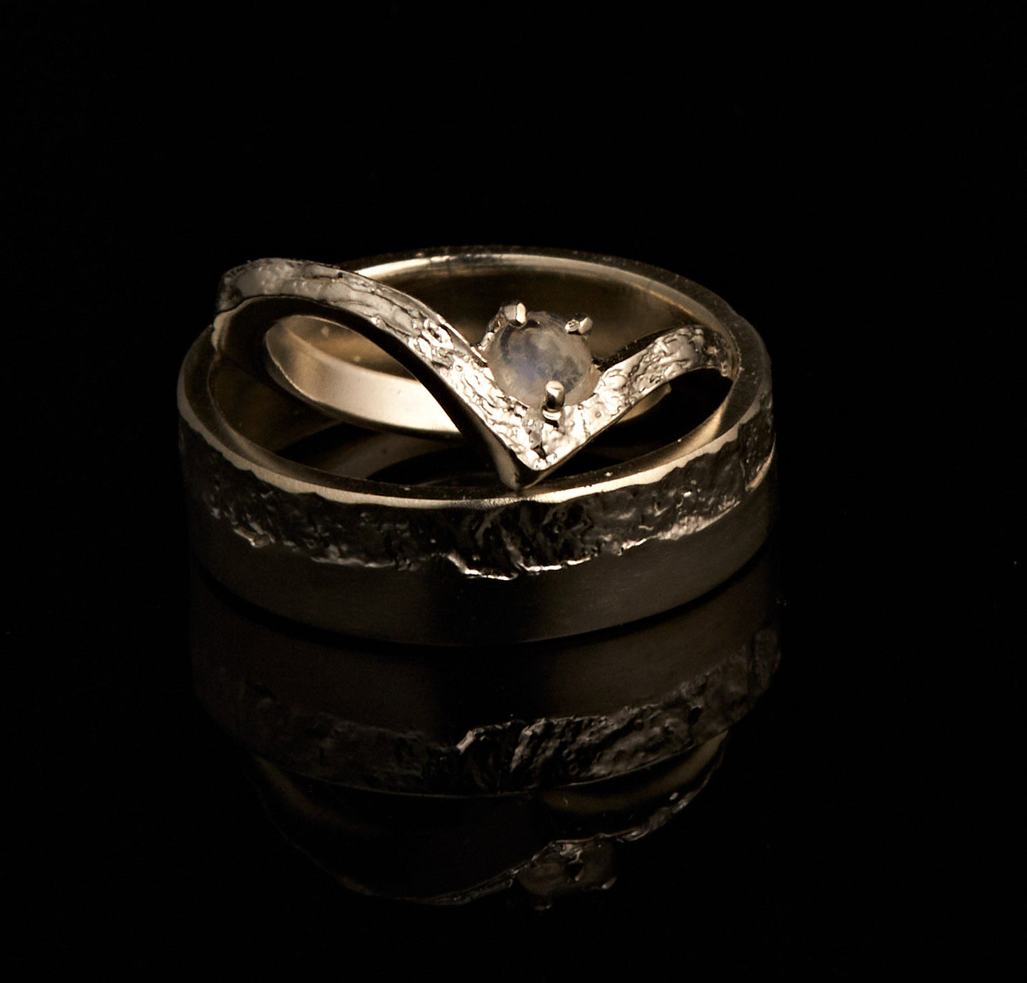 Trauringe halb-halb mit Wishbonering und Regenbogenmondstein