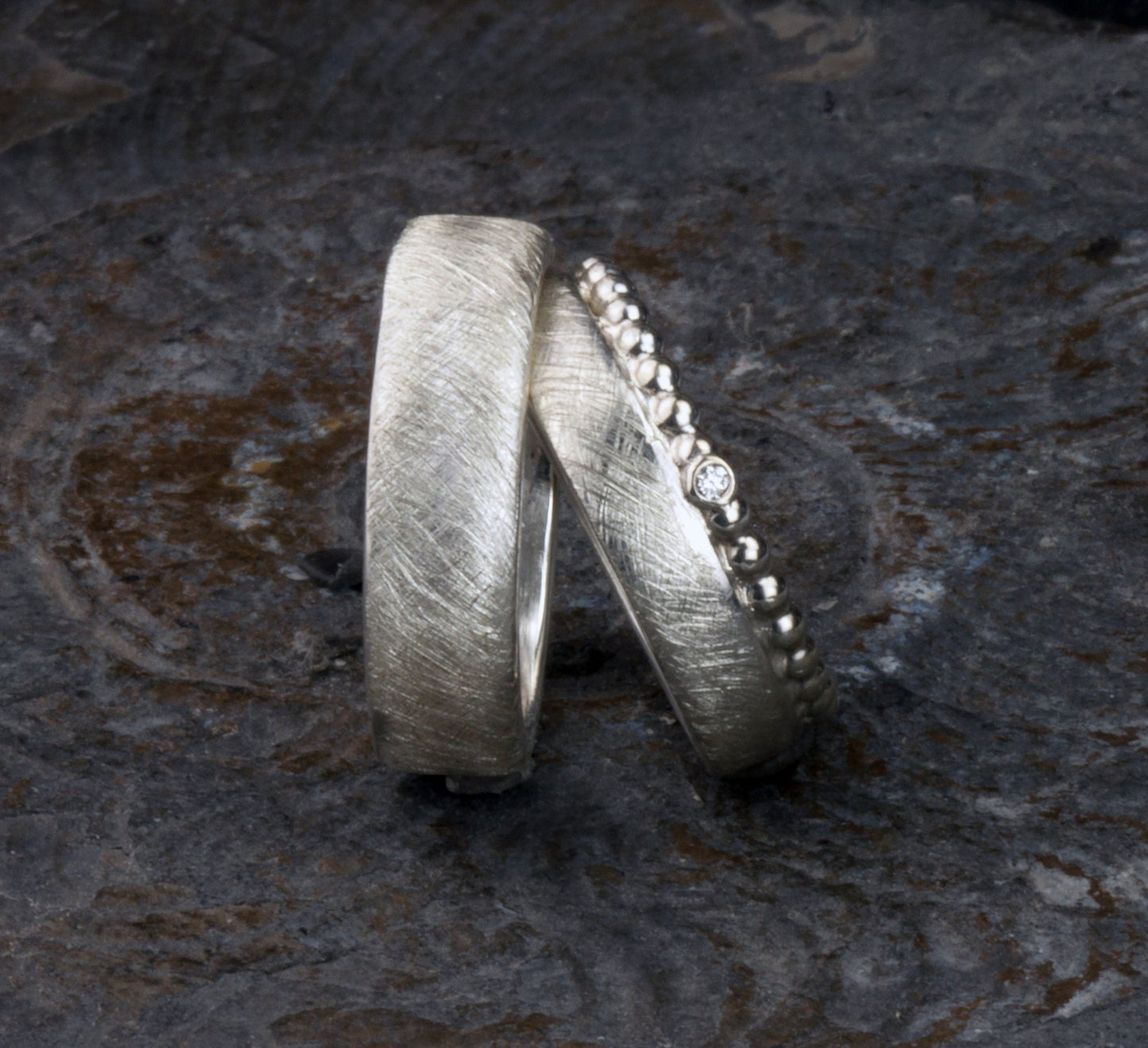 Trauringe mit Kugelring aus Silber, Eheringe mit Kügelchenring, Kugelring mit Diamant - Goldschmiede Manufaktur Silberschweif