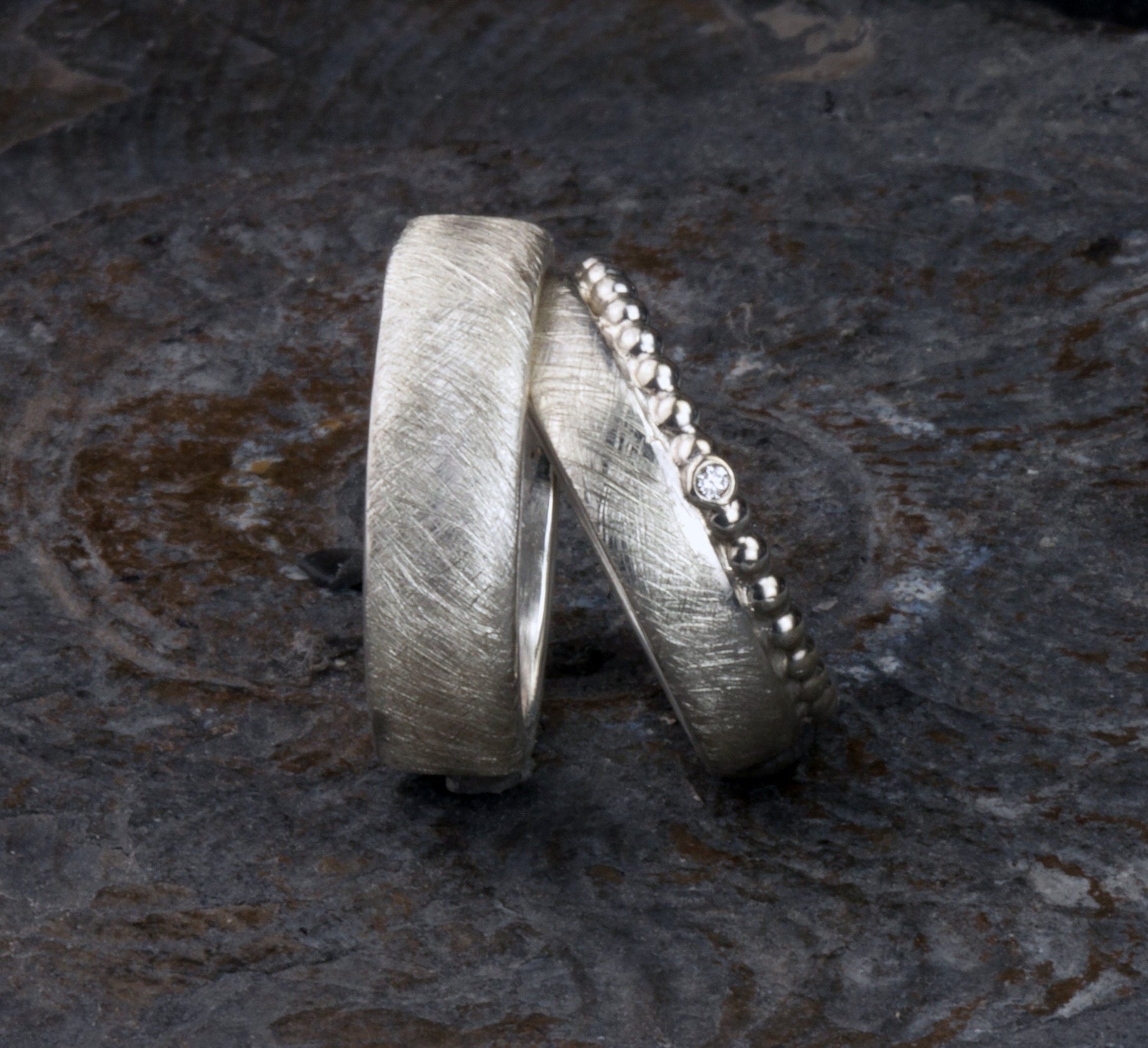 Trauringe mit Kugelring aus Silber, Eheringe mit Kügelchenring, Kugelring mit Diamant - Goldschmiede Manufaktur Silberschweif